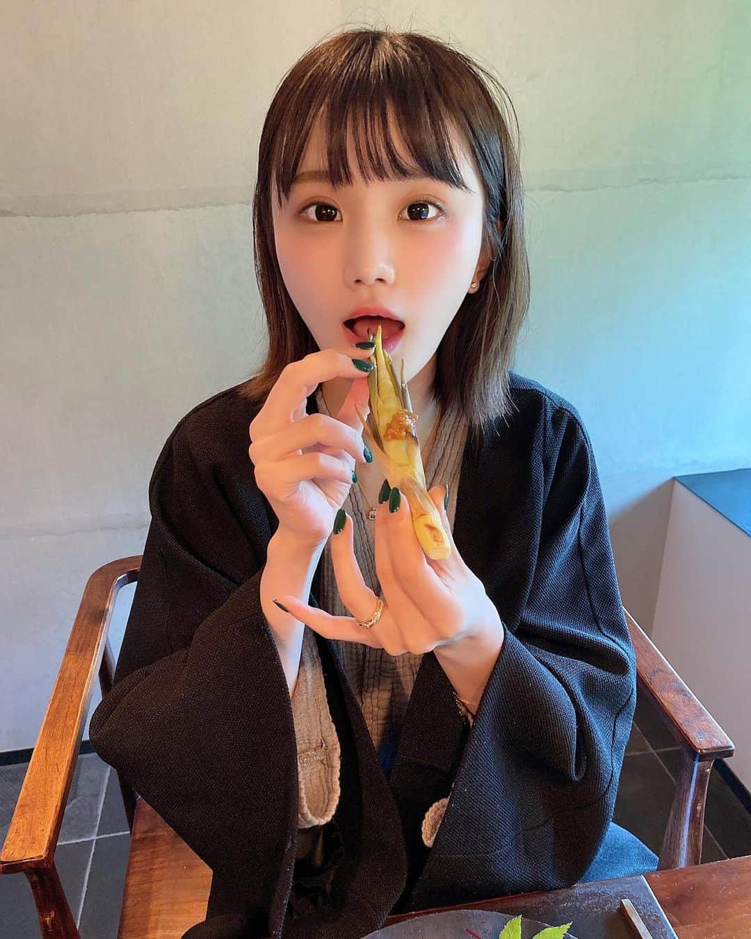 みもれもんさんのインスタグラム写真 - (みもれもんInstagram)「I ate dinner at the hot spring ❤️ What is this?  ・ こんにちは〜🍋✌️ この、葉っぱに包まれてる 小さいタケノコみたいなのが 好きです∩^ω^∩❤️ これって、タケノコ？ それとも、、、⊂( ・ ̫・ )⊃三 ・ ・  #mimoremon #Japan #2021 #fashion  #インスタグラビア #みもれもん #ショートヘア #ボブ #黒髪 #黒髪ボブ #日本女孩 #たけのこ #浴衣 #温泉」10月17日 15時39分 - mimore_mon0929