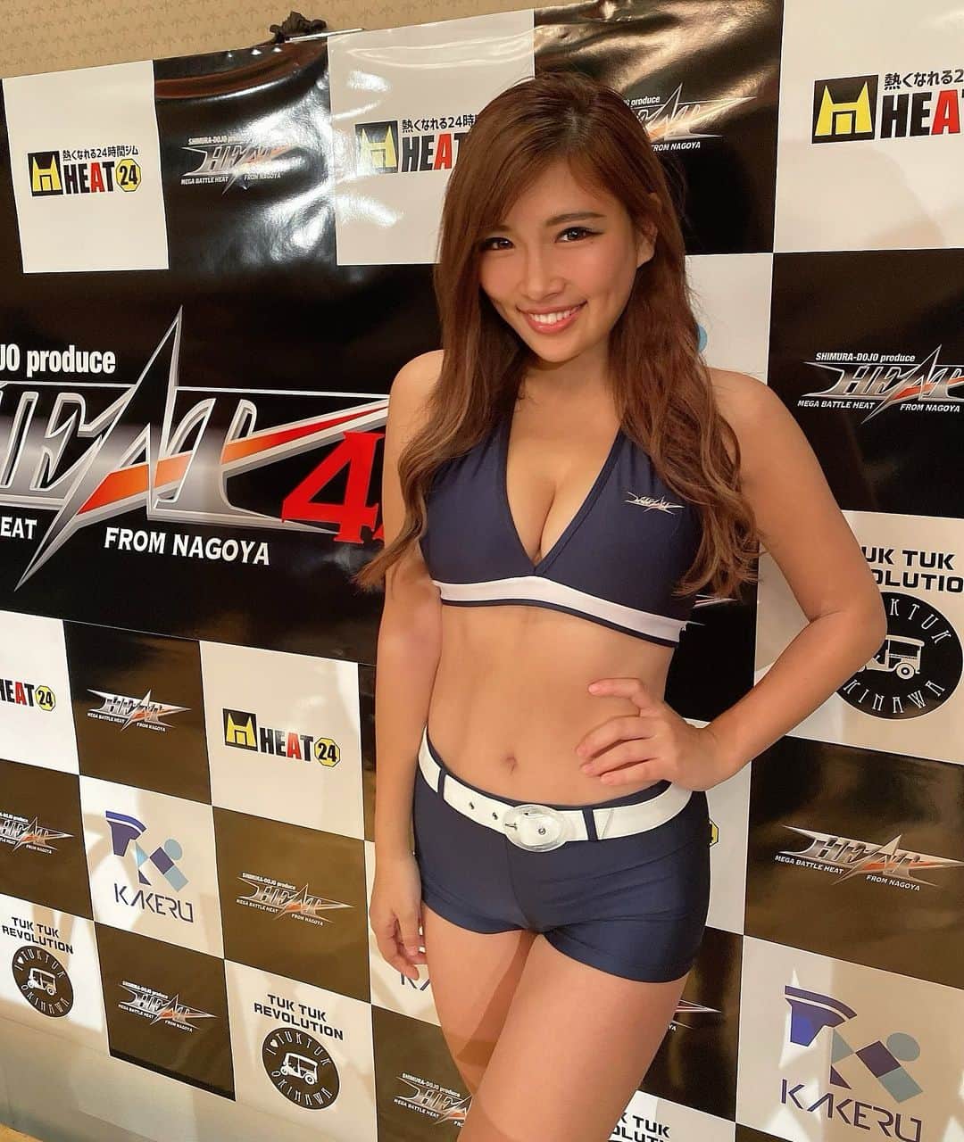  りさぶーのインスタグラム：「再び、ラウンドガールをやらさせて頂いてます🙋‍♀️💙嬉 . 今回は入場もトップバッターwで ノリノリで楽しかった🤣🤣 ラウンドガールも４人に増え 会場も試合も前回より盛り上がってます！ . #名古屋 #ラウンドガール」