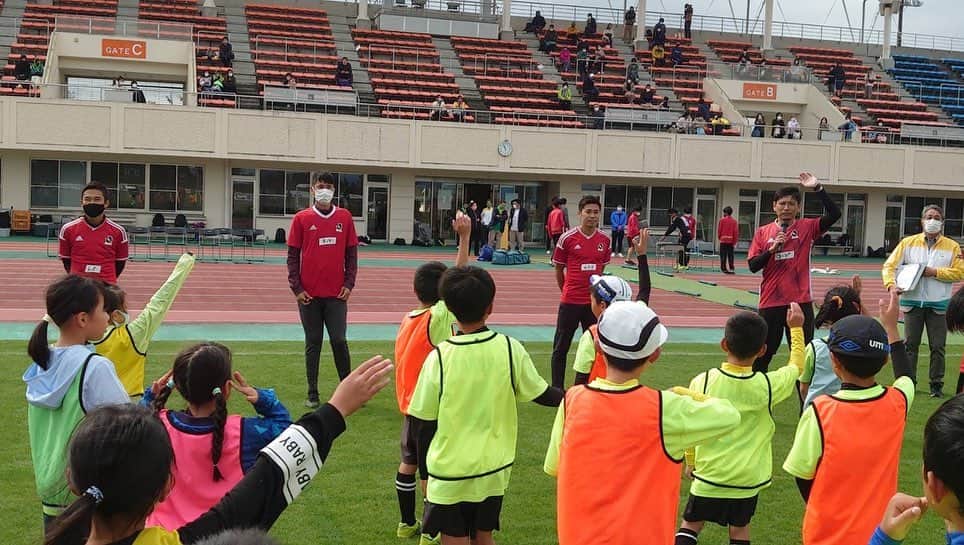 望月嶺臣さんのインスタグラム写真 - (望月嶺臣Instagram)「-  明治安田生命Presents JリーグMYサッカー教室in滋賀  中田浩二さんのサッカー教室に サポートコーチとして参加させていただきました！ ありがとうございました。  楽しかったです⚽️  #Jリーグ #明治安田生命 #布引運動公園陸上競技場  #滋賀県 #中田浩二　さん #吉川健太　さん #村田和哉　さん」10月17日 15時56分 - mochireo1068