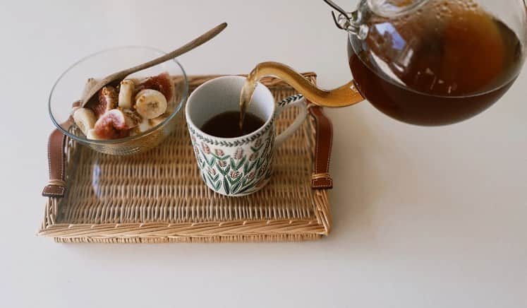 Risako Yamamotoさんのインスタグラム写真 - (Risako YamamotoInstagram)「週末の朝にdetox tea沸かして、1日1ℓ☕️🫖 朝は温かいままで飲んで、タンブラーに入れてトレーニング！  あまりはお食事の時のお茶代わりに☺︎  お米は80gきちんと測って、バランスよく炭水化物も取り入れて食べるように意識したら、甘いもの食べたい病がなくなり、身体もスッキリ♡  ずっと頭を抱えて悩んでいたポッコリお腹がマシになりました♥︎✊🏽  #ダイエット日記 #デトックスティー #detoxtea #デルール #derule #ハーブティー #herbtea #pilates #マシーンピラティス」10月17日 16時10分 - risako_yamamoto