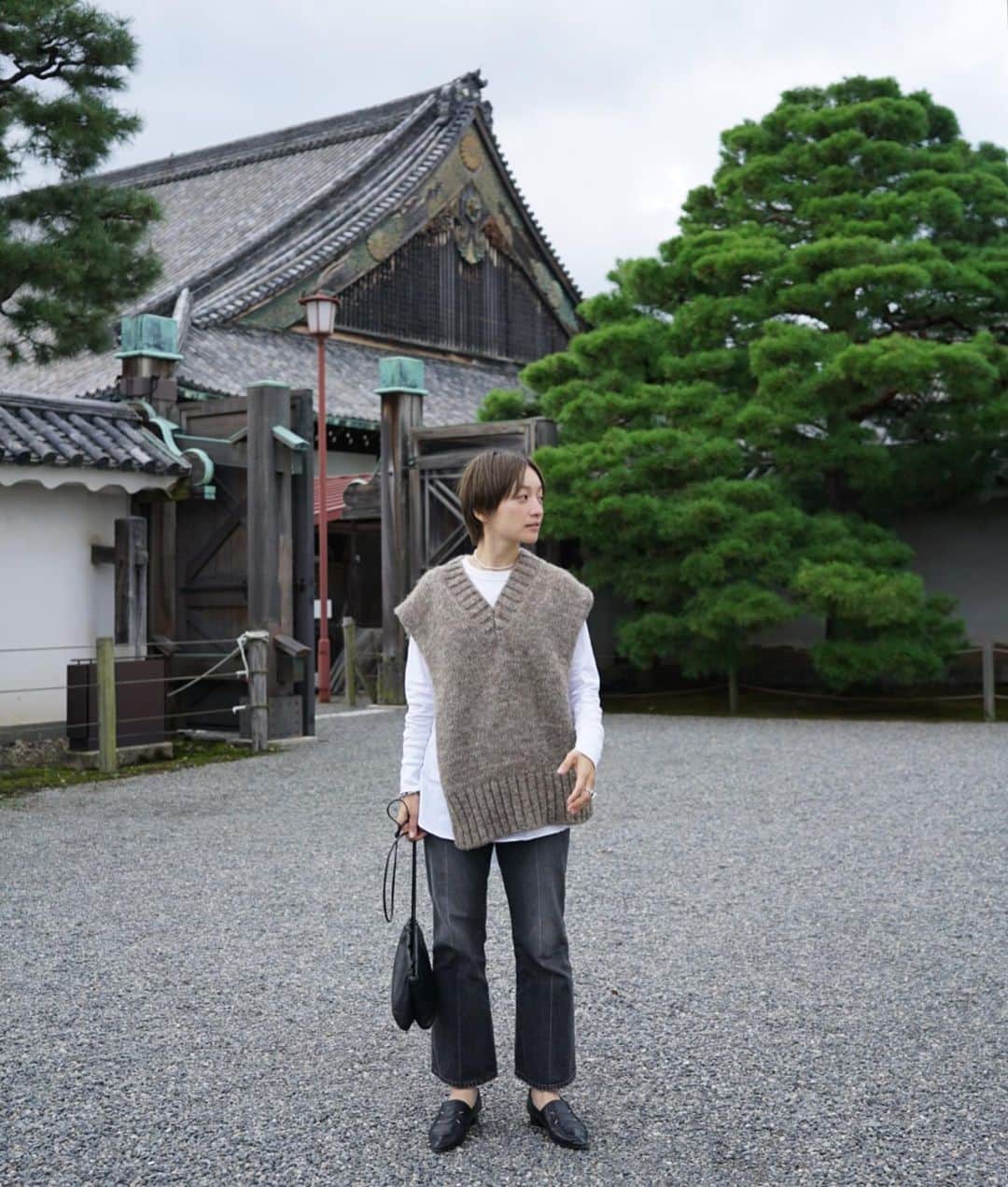 高山都さんのインスタグラム写真 - (高山都Instagram)「毛糸の服持ってきてよかった😳 って思うくらい、昨日と今日の気温差よ。 #都ふく knit&shoes @maisonmargiela  T-shirt @aton_tokyo  denim #macphee  bag @therow  京都もひんやり。 photo by @ochiyasutaka  #KYOTOGRAPHIE の最終日にすべりこみ。 来てよかった！ 一日中、いろんなとこ巡りましたー。」10月17日 16時12分 - miyare38