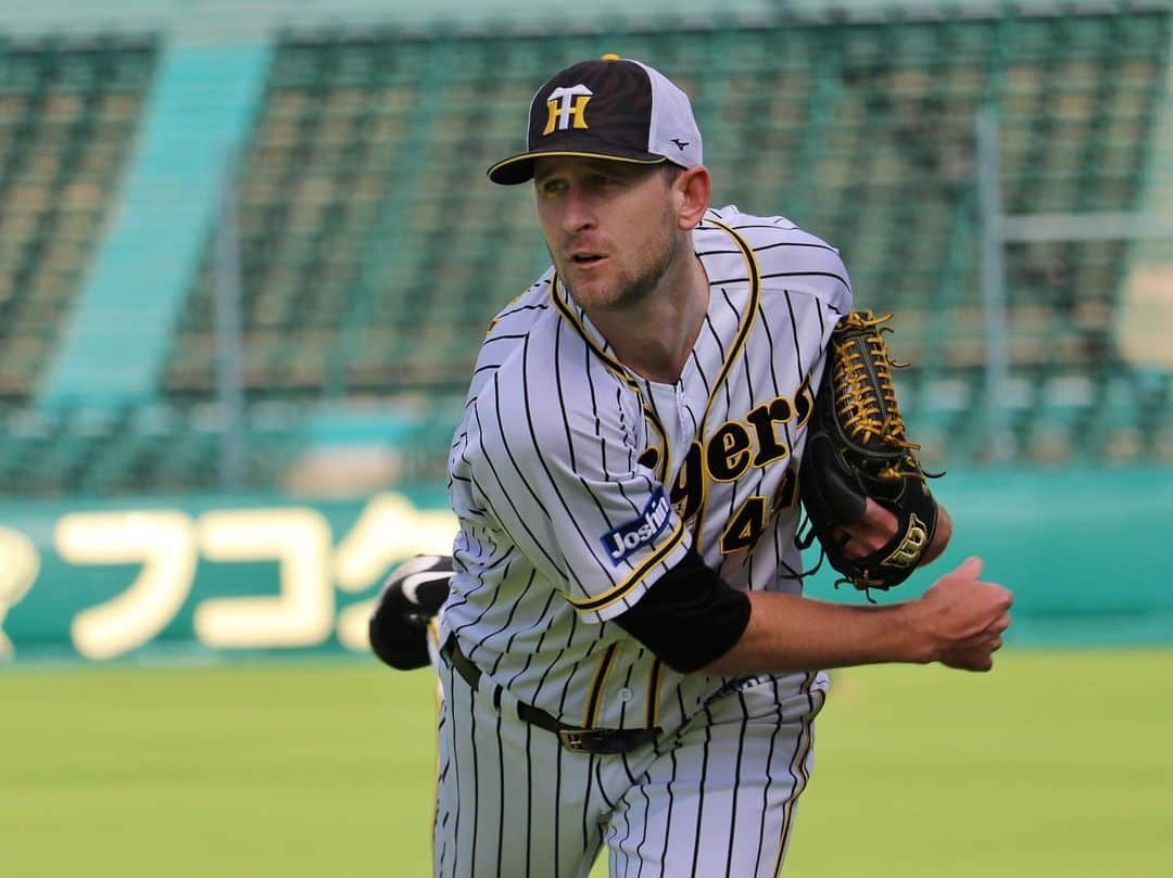 阪神タイガースさんのインスタグラム写真 - (阪神タイガースInstagram)「今日から甲子園で5連戦‼︎ まずはカープと2試合です！  試合前練習の様子をお届けします！  #佐藤輝明 選手 #ジョーガンケル 選手 #近本光司 選手 #小林慶祐 選手 #坂本誠志郎 選手 #阪神タイガース #挑超頂」10月17日 16時35分 - hanshintigers_official