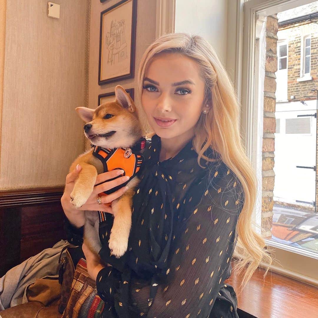 エム・フォードのインスタグラム：「Think I’ve aged more in the past 2 weeks during puppy training, than I have in the past 2 years. I love @lolathecountryshiba so much.  She completes our family, and we couldn’t be happier. ⠀ 📸 by @saida.cane  ⠀」