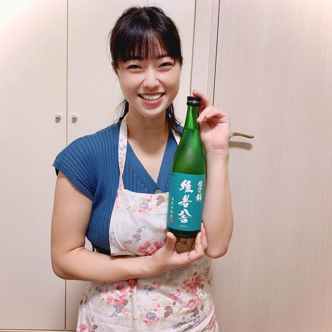 小田飛鳥のインスタグラム：「いつものご近所さん会で、最近多忙だったので私は作れず、お友達の手料理で労って貰いました~~🍶 外食では無く、家族以外の手作り料理って食べる機会が無いので本当に嬉しかった☺️ 先日、登山帰りに手に入れた #信濃錦 さんの #維者舎 、お米の旨味が凄くて美味しかったです〜！ #日本酒 #japanesesake #sake」