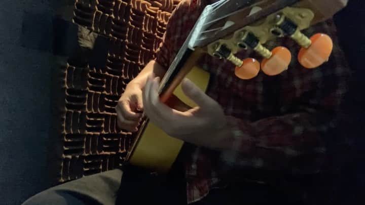 のインスタグラム：「久しぶりにクラシックギターの弦を張り替えた #guitar」