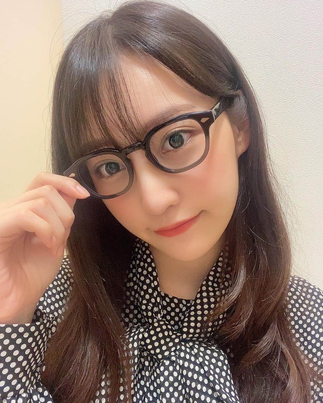 中西悠綺さんのインスタグラム写真 - (中西悠綺Instagram)「新しいメガネ👓⋆꙳ ママとおそろい🥰 形も太さも理想的で私のタイプでした♡゛  我最近買了平光鏡~ 最近在日本很流行這樣的黑色的眼鏡✨  #moscot #moscotlemtosh  #lemtosh #眼鏡」10月17日 19時06分 - nakanishi_yuuki