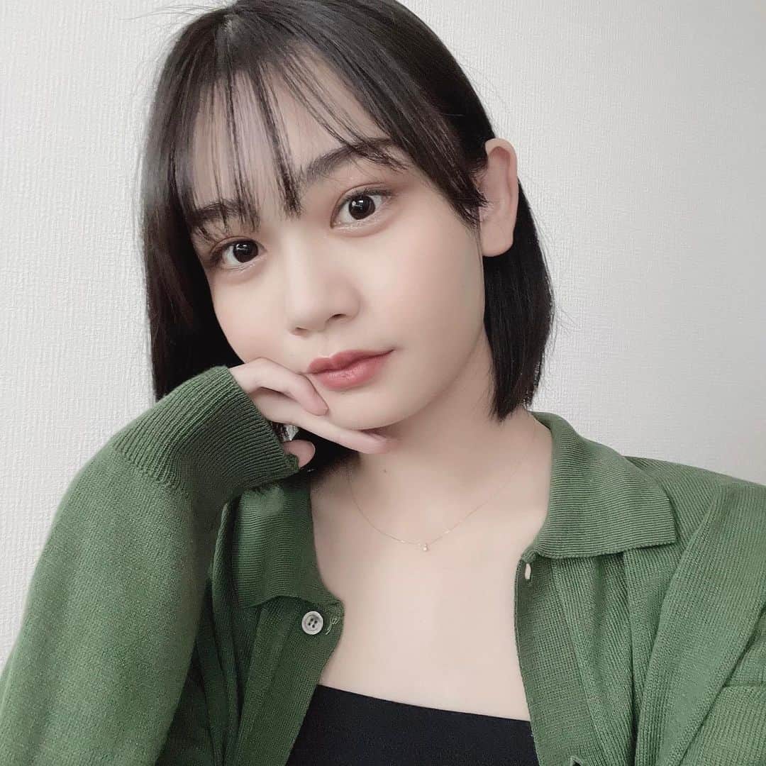 安村真奈のインスタグラム：「やっと長袖着れました🍀  #秋服 #秋服コーデ #グリーンコーデ #カーディガン #安村真奈」
