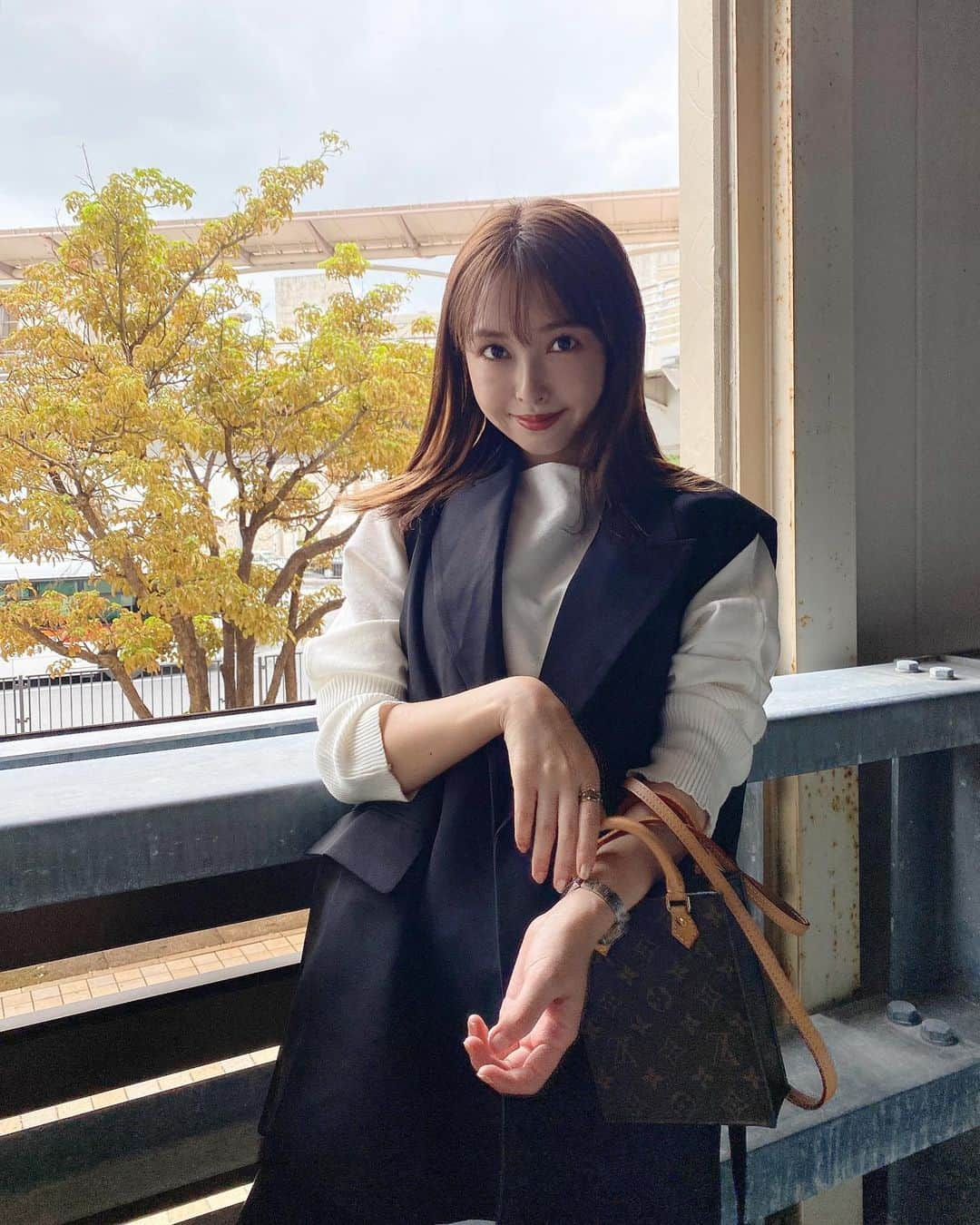 山内遥さんのインスタグラム写真 - (山内遥Instagram)「.  急に寒くなってびっくりしちゃうね🍂 ベストとニットは @olu.myself #oludot 🤍🌿 . #fashion#code#PR」10月17日 19時53分 - haruka__yamauchi