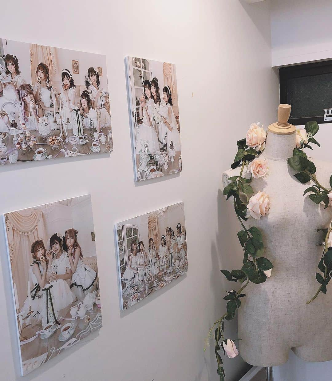 米倉みゆさんのインスタグラム写真 - (米倉みゆInstagram)「Fille lilasさんの個展最終日 #わがまま少女の晩燦会 にお邪魔しました🎀 . Twitterで見てて、これ着たいな～って衣装がちょうどまだ誰もその時着てなかったから着れました～嬉しい🥺✨✨✨ . 胸元のふわふわと 横の黒リボンが可愛い😭💞 . 初めてのアイドルグループでは 白担当したことあるのでこれは逆にエモいかも？😘 . Fille lilasさんの衣装は 知り合いの子が生誕で着ていたりして、前からずっと可愛いなぁと思ってました✨特にボリュームあるスカート！！ 段々になってるレースの装飾が本当に可愛くて印象的です🎀 . . もう常駐にしてほしいほど最高に可愛い個展でした！ また行きたい💖💖 . . . . . #fillelilas #アイドル #アイドル衣装 #アイドルグループ #アイドル前髪 #アイドルメイク #アイドルヘア #地下アイドル #アイドル好き #衣装 #可愛い #可愛い女の子 #可愛い💕 #可愛い子 #可愛い雑貨 #可愛いは正義 #かわいい女の子 #かわいい服 #可愛い服 #かわいいコーデ #ドレス #ドレス選び #カフェ部 #カフェ活 #コスチューム #コスプレ #美人 #美女 #個展」10月17日 20時09分 - yone__miyu630