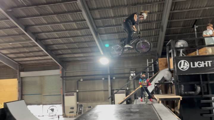 大池水杜のインスタグラム：「Chill😁 thanks 🎥 @ryoga_bmxbboy  @visavis_jp #タウン情報おかやま #ライト電業 #slopeshot #bmx #bmxgirl #bmxfreestyle #bmxwomen」