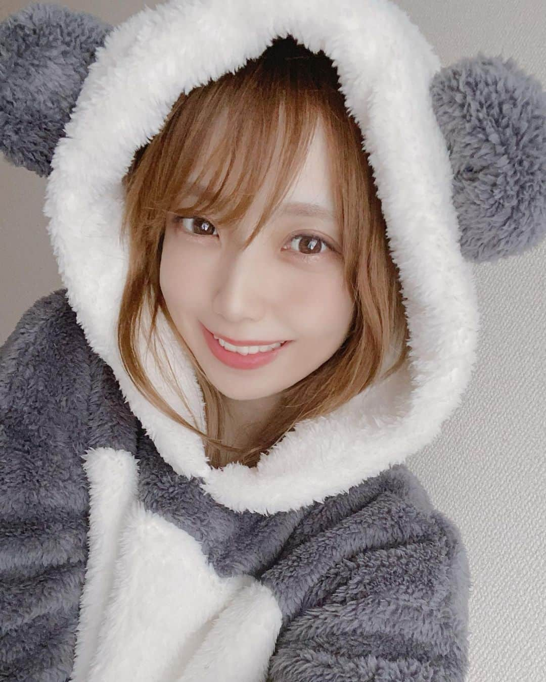 秋山依里さんのインスタグラム写真 - (秋山依里Instagram)「♡  GUの耳付きもこもこシリーズを毎年買い足してる🐼🐾  猫耳も出ないかなぁ…🐈‍⬛❤️  #コスプレイヤー #被写体 #GU #マシュマロフィールラウンジセット #部屋着 #もこもこパジャマ  #cosplaygirl #cosplayer #cosplayerofinstagram #selfie #model #japanesecosplayer #japanesegirl  #cosplayerofinstagram #selfiegram #自撮り #셀카 #自拍 #正妹 #模特 #いつかのあきやまさん」10月17日 20時15分 - akiyama__eri