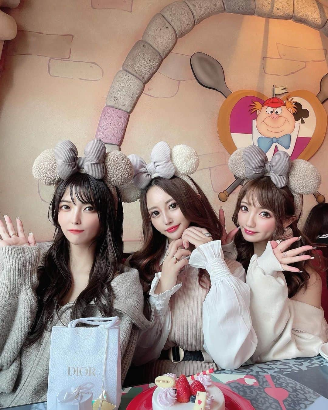 まゆぴちゅーさんのインスタグラム写真 - (まゆぴちゅーInstagram)「3人で #ディズニー秋コーデ 🐭🏰🍁♡  ききちゃん @kikigram_97  しほ @cham_pipi  とホワイト✖️ベージュコーデで揃えたディズニー💗  ほんと急遽行かせてもらったの感謝すぎ🥺💓💓  ほんと楽しかった♡♡♡  久々にアリスのクイーン・オブ・ハートの バンケットホールいったけど やはりここはかわちい♥️♠️おいしい♡♡♡ . . . #ディズニーランド #ディズニーコーデ #ディズニーカチューシャ #ミニーカチューシャ #ディズニーフード #ディズニー秋コーデ #秋コーデ #パーカーコーデ #パーカー女子 #ビジョビ #おそろコーデ #リンクコーデ」10月17日 20時19分 - mayu_03pichu