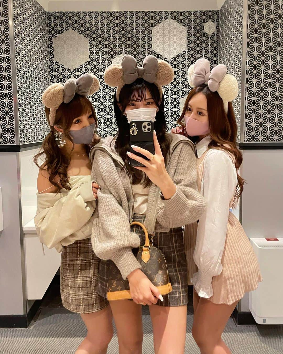 まゆぴちゅーさんのインスタグラム写真 - (まゆぴちゅーInstagram)「3人で #ディズニー秋コーデ 🐭🏰🍁♡  ききちゃん @kikigram_97  しほ @cham_pipi  とホワイト✖️ベージュコーデで揃えたディズニー💗  ほんと急遽行かせてもらったの感謝すぎ🥺💓💓  ほんと楽しかった♡♡♡  久々にアリスのクイーン・オブ・ハートの バンケットホールいったけど やはりここはかわちい♥️♠️おいしい♡♡♡ . . . #ディズニーランド #ディズニーコーデ #ディズニーカチューシャ #ミニーカチューシャ #ディズニーフード #ディズニー秋コーデ #秋コーデ #パーカーコーデ #パーカー女子 #ビジョビ #おそろコーデ #リンクコーデ」10月17日 20時19分 - mayu_03pichu