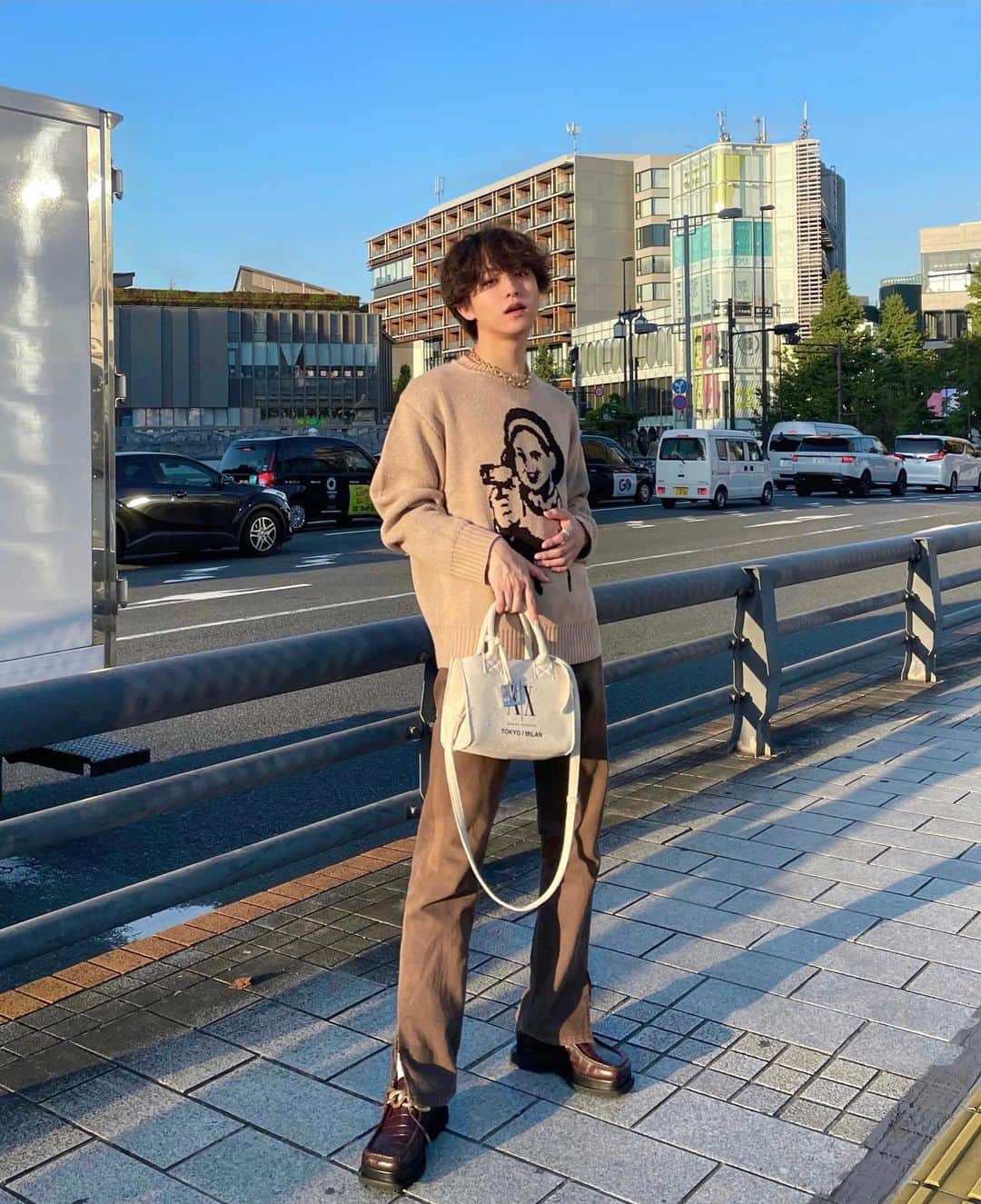 まきとんのインスタグラム：「Brown vibes🤎  tops @aland_jp @wondervisitor   ALAND JAPANが1周年🎉 3枚目は1周年記念のハロウィンフィルターのやつ！  pants used shoes @andesine_official  bag @armaniexchange  . . . #aland #aland_jp #aland日本上陸_1st #pr #brownoutfit #brownvibes #brown #outfit #outfits #lookbook #outfitideas #秋コーデ #ブラウンコーデ #ブラウンパンツ #秋服 #秋服コーデ #メンズファッション」