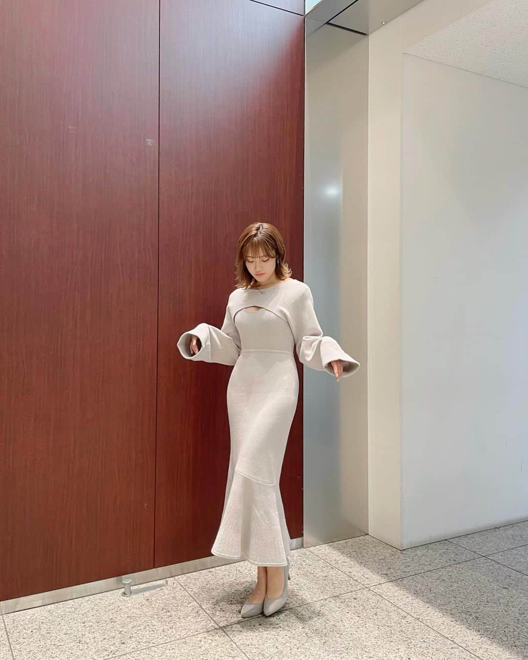 のインスタグラム：「#おうりんのぬの🎀   今回の王林的No. 1は最後のセットアップかなぁ😏 使いまわしも、スタイルアップも叶えてくれるし肩周りとか脇腹と言われそうなところの細かいデザインがすき💞  #royalparty #miia #ガーリーコーデ #フェミニン #大人ガーリー #セットアップ #ワンピース #秋服 #autumn」
