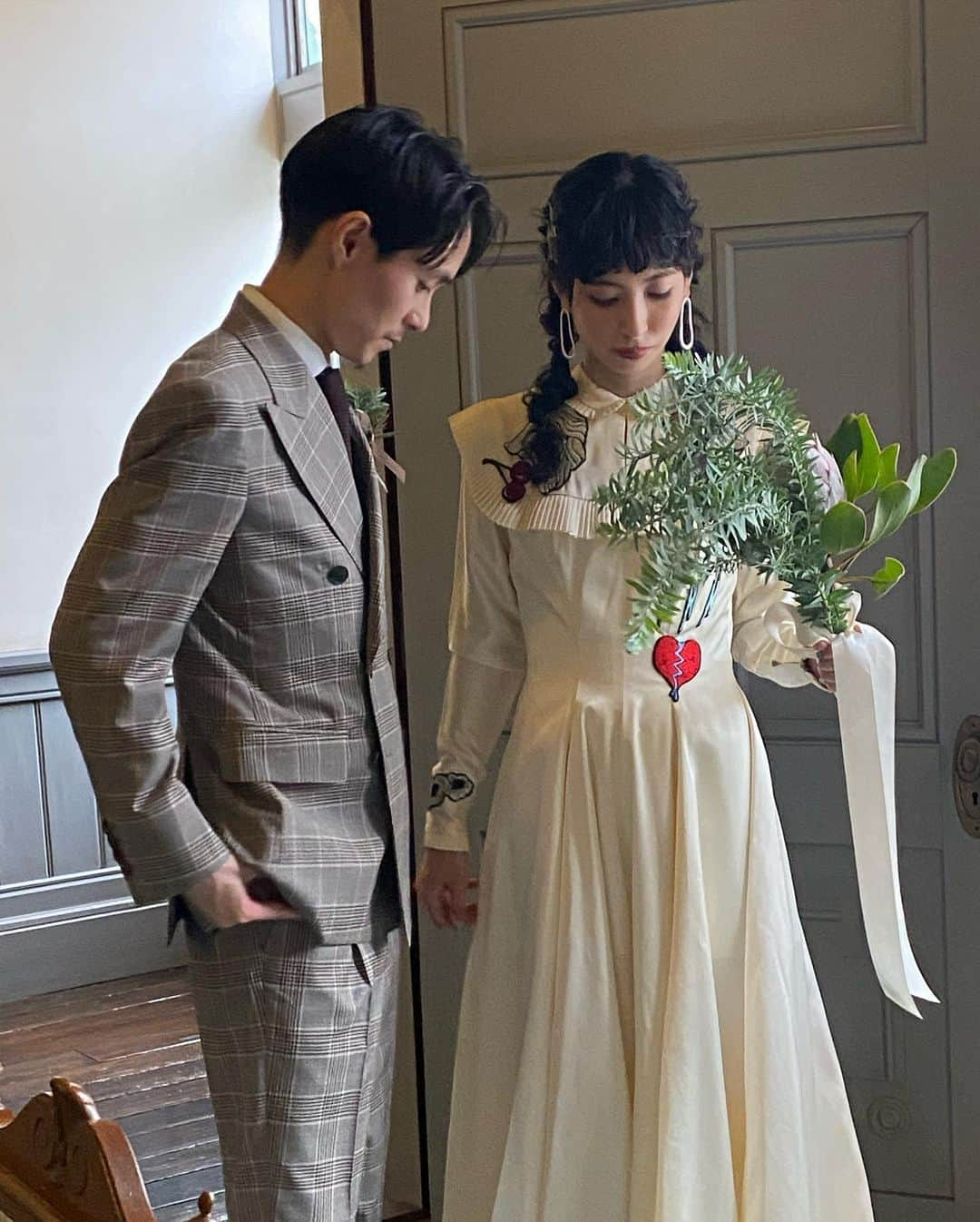 土田瑠美さんのインスタグラム写真 - (土田瑠美Instagram)「先日は後輩のりょうた夫妻の前撮りにヘアメイクで参加させてもらいました☺️  もうかれこれ 美容学生の時から10数年ずっと見ているので 彼は弟のように可愛い存在ですが 2人の幸せな姿を見る事が出来て、お手伝いが出来て本当に嬉しかった☺️  いつも後輩の女の子の前撮りの時は感動で涙が出るのに今回はいじり倒して楽しい一日だった🤣(可愛さのあまり)  新婦のけいちゃんも本当に美しくて職場のスタッフの皆様がけいちゃんの花嫁姿に本当に嬉しそうでお着付けが終わった後も嬉しそうに娘を送り出すかのように涙ぐまれていて幸せな空間でした🥰  りょうた、けいちゃん改めておめでとう☺️✨ 数年後に写真を見返してまた思い出として心に残ってくれたらいいな~🤍」10月17日 20時32分 - ru0711