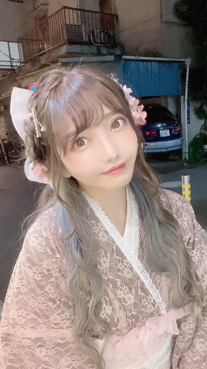 遠藤 玲奈 /endo renaのインスタグラム：「鯛焼きはしっぽから食べるタイプです🎐 寒くなってきたなあ☻  スタイリストやんさんがまたまた動画にしてくれました🥲♥ 👘 @asakusa_sawadaya  💇‍♀️ @aveda_yugokishi   #着物#着物コーデ#ヘアスタイル#👘 #インナーカラー #グレージュ#着物ヘア #着物コーディネート」
