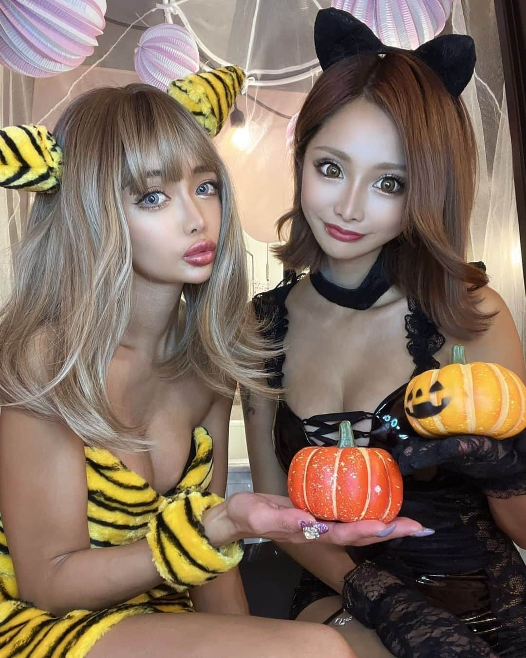 藤木そらさんのインスタグラム写真 - (藤木そらInstagram)「. .The cityscape is crowded with Halloween and it's exciting ❤️ What do you guys do for Halloween? ✨ . . .エンジェルまりんとハロウィン🎃🦇🕸してきたょ😍‼️✨🎶 . . .可愛いすぎてまじタイプ🥺❤️性格までエンジェル👼🎶✨らぶ😋💞 . .ハロウィンって楽しいなぁ😂❣️まだまだ楽しむぞ⸜(> <⑉))⸝✨💞 . . . . . . . . . . . .#ハロウィン2021  #ハロウィン仮装  #コスプレ女子  #コスプレイヤーさんと繋がりたい  #セクシーガール  #キャバ嬢 #ギャルは世界を救う  #ギャルしか勝たん  #cosplaysexy  #cosplaygirl  #halloween2021🎃  #halloweeneveryday  #halloweenparty  #ハロウィン2021フォトパーティー」10月17日 20時47分 - sorafujiki