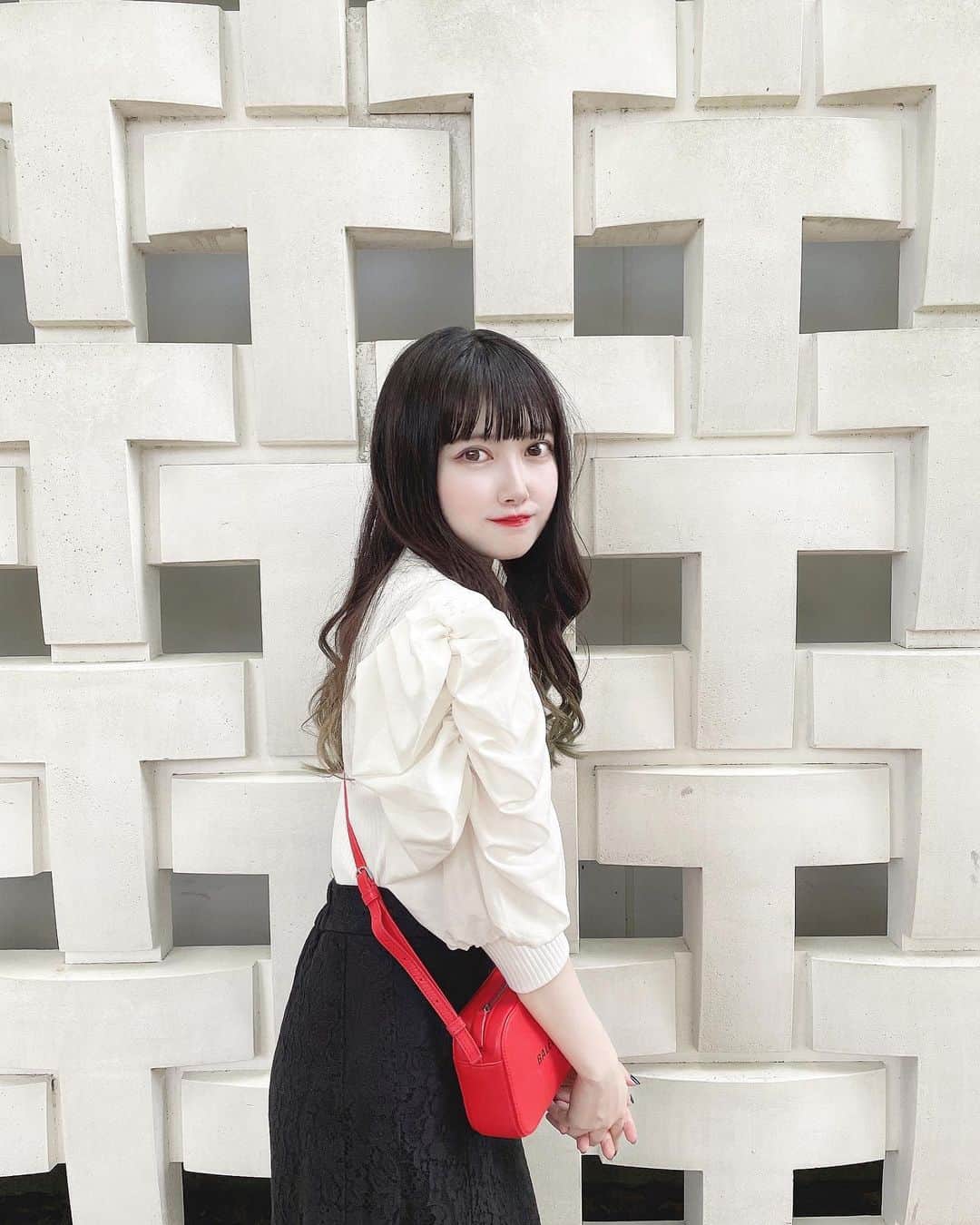 戸川栞那のインスタグラム：「このくらいの涼しい気温が一番好きなんや〜👼🏻🥣  #代官山 #代官山カフェ #蔦屋書店 #蔦屋書店代官山 #今日のコーデ #秋コーデ #バレンシアガ #イング  #ootd #fashion #balenciaga #ingni #サロンモデル #サロンモデル東京 #サロモ #ミスコン #大学生 #グラデーションカラー #暗髪 #暗髪カラー #ブルーブラック #グレージュ #グレージュカラー」