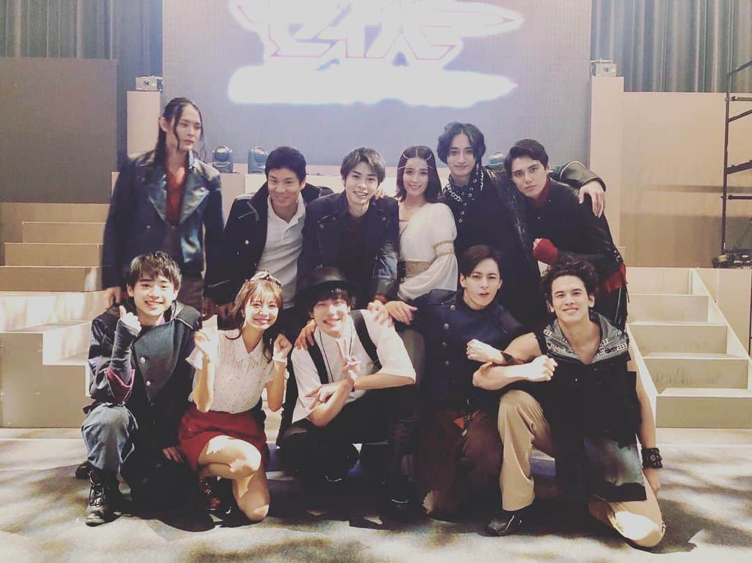 知念里奈さんのインスタグラム写真 - (知念里奈Instagram)「ヒーロー達！ 永遠なれ♡♡♡  @kamenrider_tvasahi  #仮面ライダーセイバー」10月17日 21時02分 - rinachan29