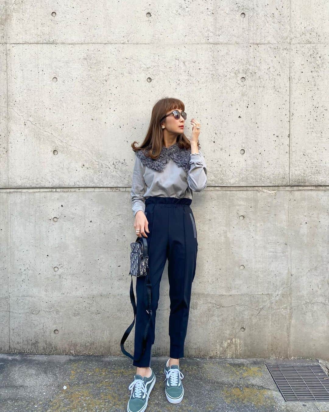Mai Wakimizuのインスタグラム：「やっとやっとご紹介出来たエコファー付け襟♡ファーのボリュームや大きめのサイズ感が一気に冬っぽさを出してくれる♡デザインタグロンTとのスタイリングがお勧めで、グレーにはグレー、ベージュにはベージュが合わせやすいです＼(^o^)／シンプルなニットに合わせても良いし、1つあるととにかく便利！クルクルモコモコのファーだとカジュアル感強いので、今日みたいにスニーカーとも◎ tops&pants:#linkable @linkable_official(神戸popup先行発売) collar:#linkable @linkable_official(神戸popupにて先行予約販売) ------------------------------ 【popup shopのご案内】 日時:2021年10月19日(火)〜24日(日) 11:00〜18:00(24日日曜日は16:00close) 場所:gallery北野坂 神戸市中央区山本通1-7-17 WALLAVENUE3階 ------------------------------」