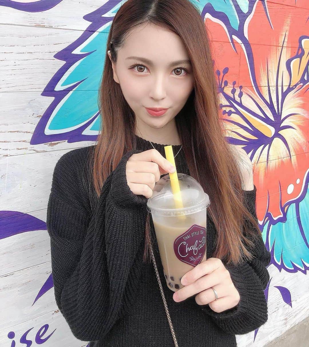 のインスタグラム：「. 昨日は子供達がずっと 行きたがっていた江ノ島へ🐟🤍 駅前に美味しそうなタピオカ屋 さんがあったので寄ってみました𓂃 .⋆ 不思議な味で美味しかった！！() この日につけたカラコンはこの間 一緒に買った時の @queenslens 🤍 発色良くてこちらも選んで大正解でした🥰 #queenslens #クイーンズレンズ #韓国カラコン #カラコン #カンナロゼ #タピオカ #ほぼ見た目重視で選んだとこある」