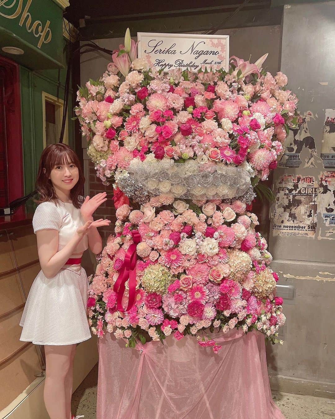 永野芹佳さんのインスタグラム写真 - (永野芹佳Instagram)「生誕祭💐☺️✨ 皆さんにお祝いしていただけて 本当に嬉しかったです！　　  これからも常に自分磨きをしながら いろんなことを吸収して 成長していきたいですし、 もっともっと沢山のお仕事に 挑戦していけるように全力で頑張ります✨  今日はしあわせりかで、 素敵な時間を過ごせました🥰 見てくれた皆さん、 ありがとうございました！  スタンドフラワーにマカロ〜ンちゃんの ぬいぐるみに、飾り可愛すぎました🎀 ありがとう🐻‍❄️🤍  これからも応援宜しくお願いします🥰  #永野芹佳生誕祭 #何回だって恋をする公演」10月17日 21時39分 - iroziro_serika