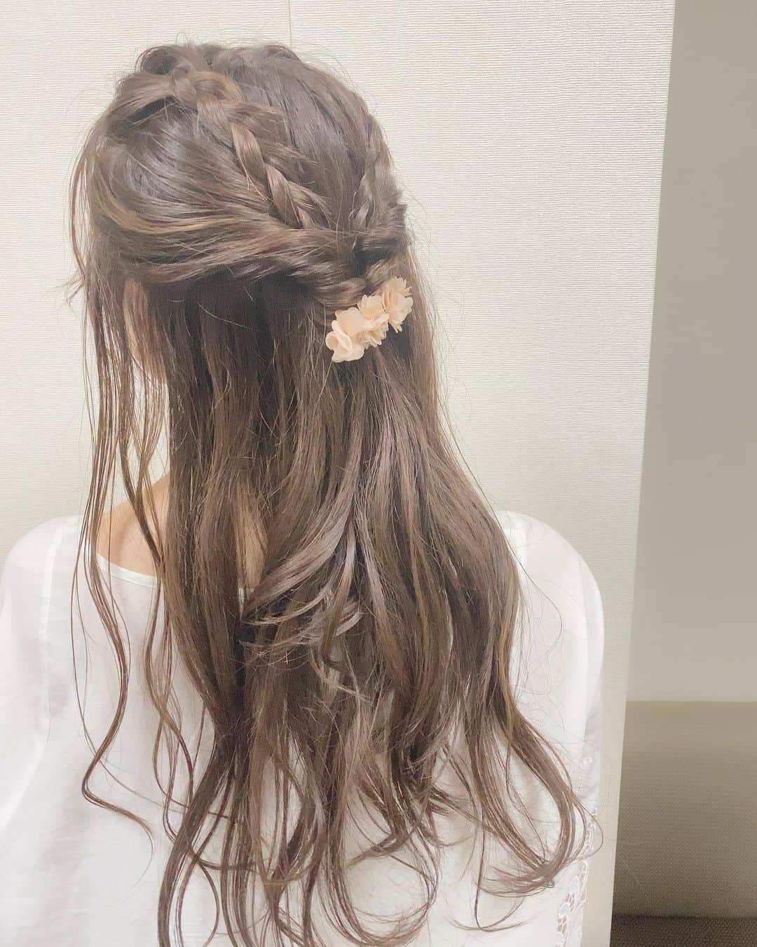 ときのインスタグラム：「@as_k2_buzz_cocorira いつもありがとうございます🥰  今回は、松宮さんに秋っぽい色にしたくてオリーブベージュって言うのにしてもらいました💚  髪の長さはあまり変えず、顔周りにレイヤードを入れてもらったのと少し前髪を切りました🌷  「発見！あおもり深世界」の時に、野呂さんにヘアアレンジをしてもらった髪型です❣️  #弘前美容室 #buzzhair #バズヘアー #ヘアメンテナンス #サイエンスアクア #カット #カラー #オリーブベージュ #秋カラー #ロングヘア #トリートメント #ヘッドスパ」