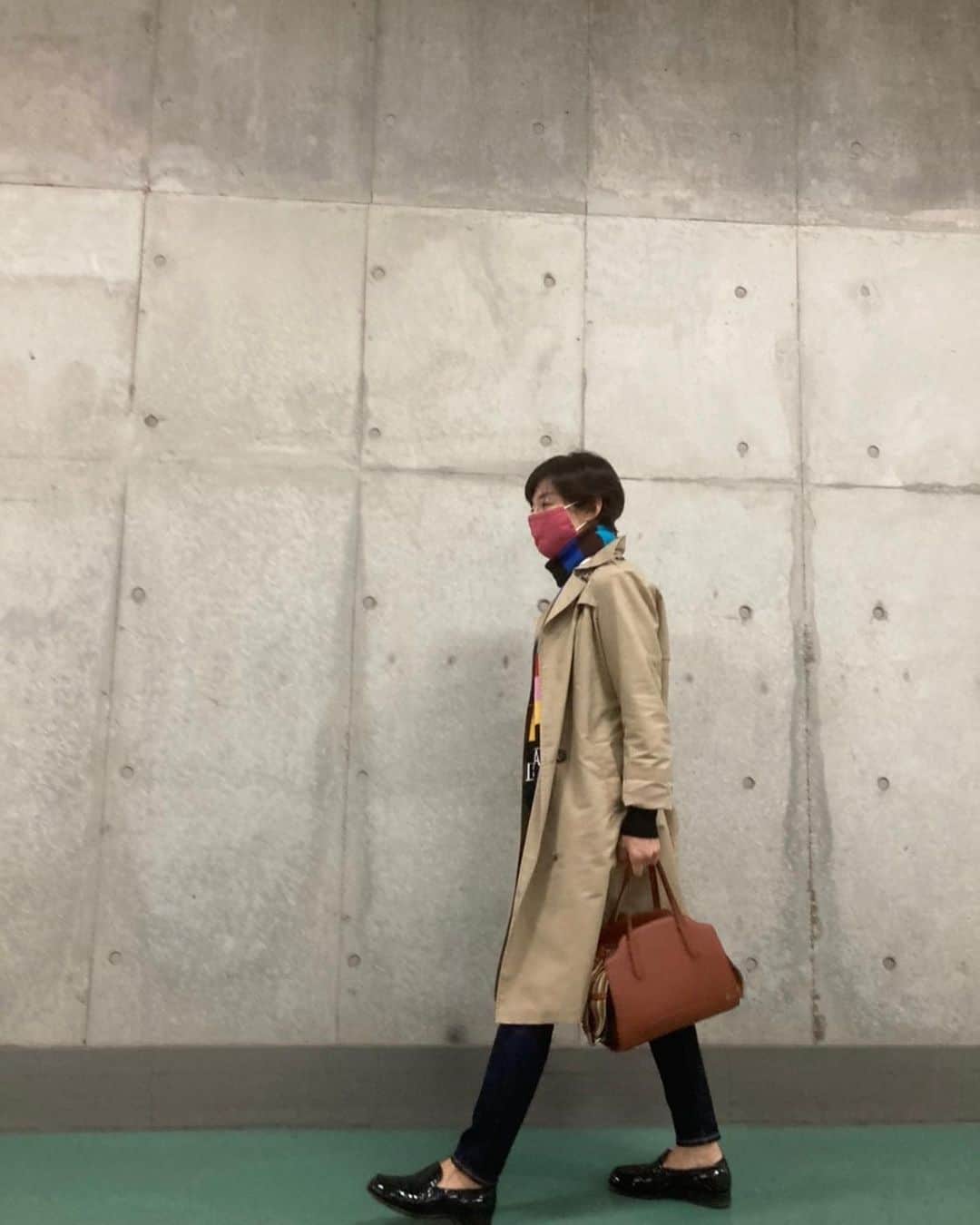 鈴木保奈美さんのインスタグラム写真 - (鈴木保奈美Instagram)「寒かった。今秋初コート&初マフラー。 明朝も冷えるそうです。あったかくして。」10月17日 22時24分 - honamisuzukiofficial