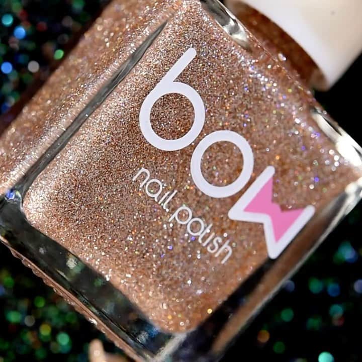 のインスタグラム：「Bow Polish “Chasing the High”от @bowpolish , ещё одна светоотражалка😍 посмотрите только, что происходит с этим лаком при ярком свете, он ещё и цвет меняет!」