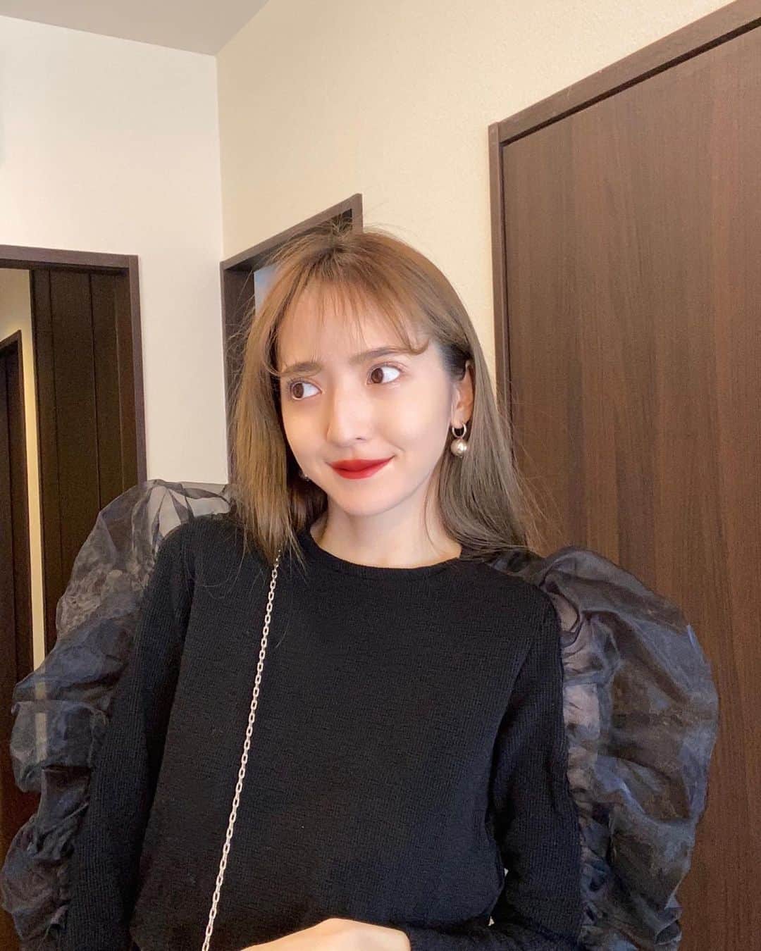 平木愛美のインスタグラム：「ぽかぽかと光の入ってくる、あったかいリビングが大好き💕🌞  ゆったり心地よいカフェも好き。  わたわたと、でも感謝と愛を込めて。 ゲストの皆様へおおくりする招待状にとりかかっていた日のshot🧸📸  ２０周年でブランドリニューアルしたエクスボーテの、 9/1に新発売された…スピルリナマキシマエキスという"光リペア酵素"の入ったビジョンファンデーションクッションでメイクをして、お肌からキラキラとhappyな気分に🧚‍♂️🧡  光を味方にしてくれるファンデーション✨ カバー力がしっかりあって、薄づきでもお肌を綺麗に魅せてくれる！💞  最近パウダーってあんまり自分メイクで使っていなかったのですが、ハイエンドルースNはとってもナチュラルかつお肌を整えてみせてくれるのでお気に入りです🕊💫 美容液とオイルが配合されているので、乾燥で浮いてこず、しっとりツヤ肌が持続してくれるの💘  @exbeaute_official  #MAKEmeFREE #光をわたしの味方に #エクスボーテ #ノーファンデファンデ #pr  ※光リペア酵素:スピルリナマキシマエキス (皮膚コンディショニング成分)」