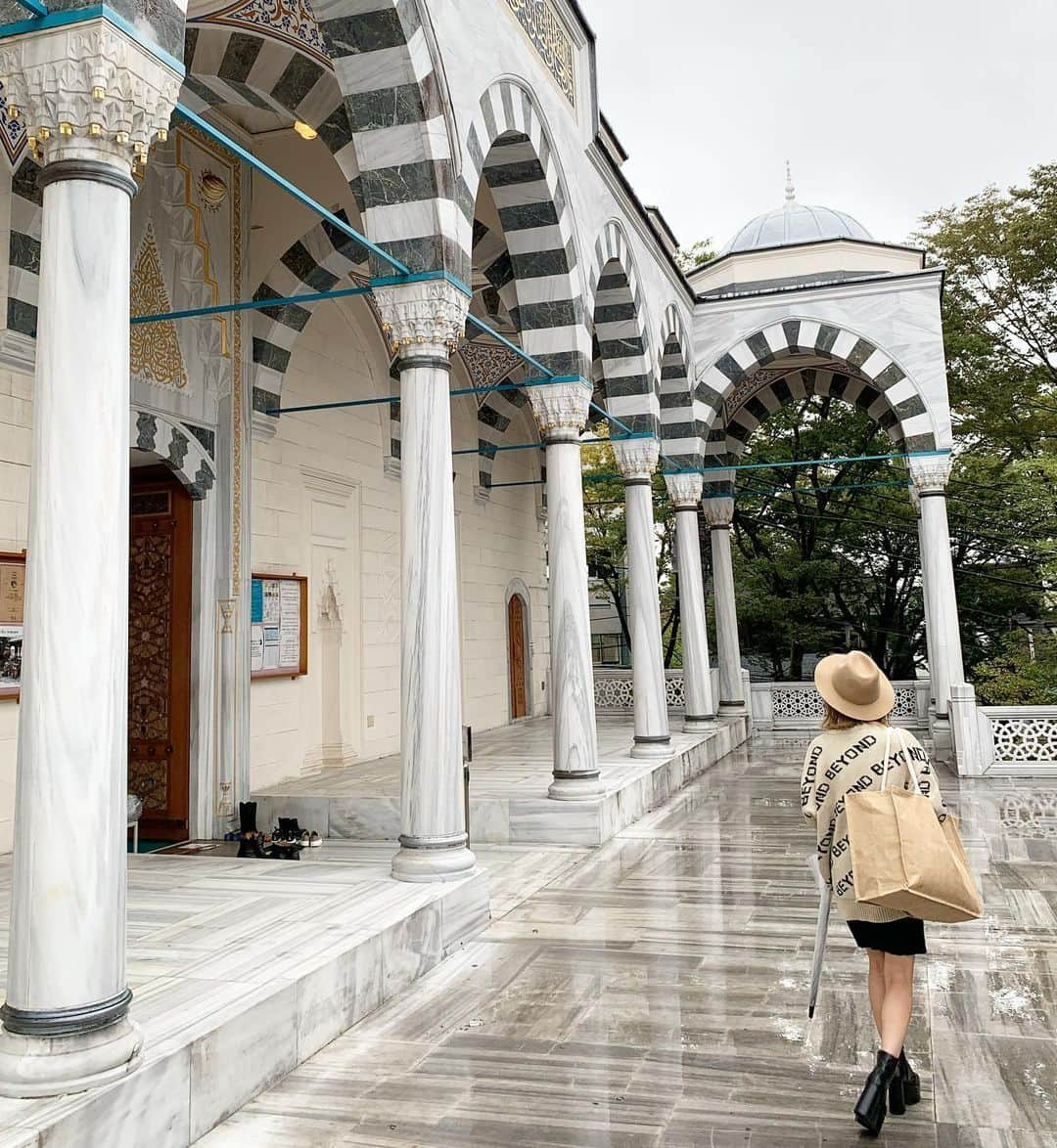 吉川ちえさんのインスタグラム写真 - (吉川ちえInstagram)「【🇹🇷🍨🇹🇷🍨🇹🇷🍨】 . 渋谷にあるトルコ文化センター⭐️ ( @yeetokyo )の食堂？カフェ部屋で アフタヌーンティーしたよ☕💖 . ソファの後ろがトルコの本📕が たくさんあってしかもめっちゃ可愛い👸🏻👑 . トルココーヒーとチャイを飲んで まったりしてました😚💕 . 文化センターの隣は有名な東京ジャーミィ🧡🧡 1930 年代に建てられたオスマン様式の壮麗なモスクが見れるよ✌️✨ . #トルコ文化センター  #トルコ文化センター東京ジャーミー  #東京ジャーミー #トルコ #トルコカフェ #アフタヌーンティー」10月17日 22時50分 - yoshikawachie_16