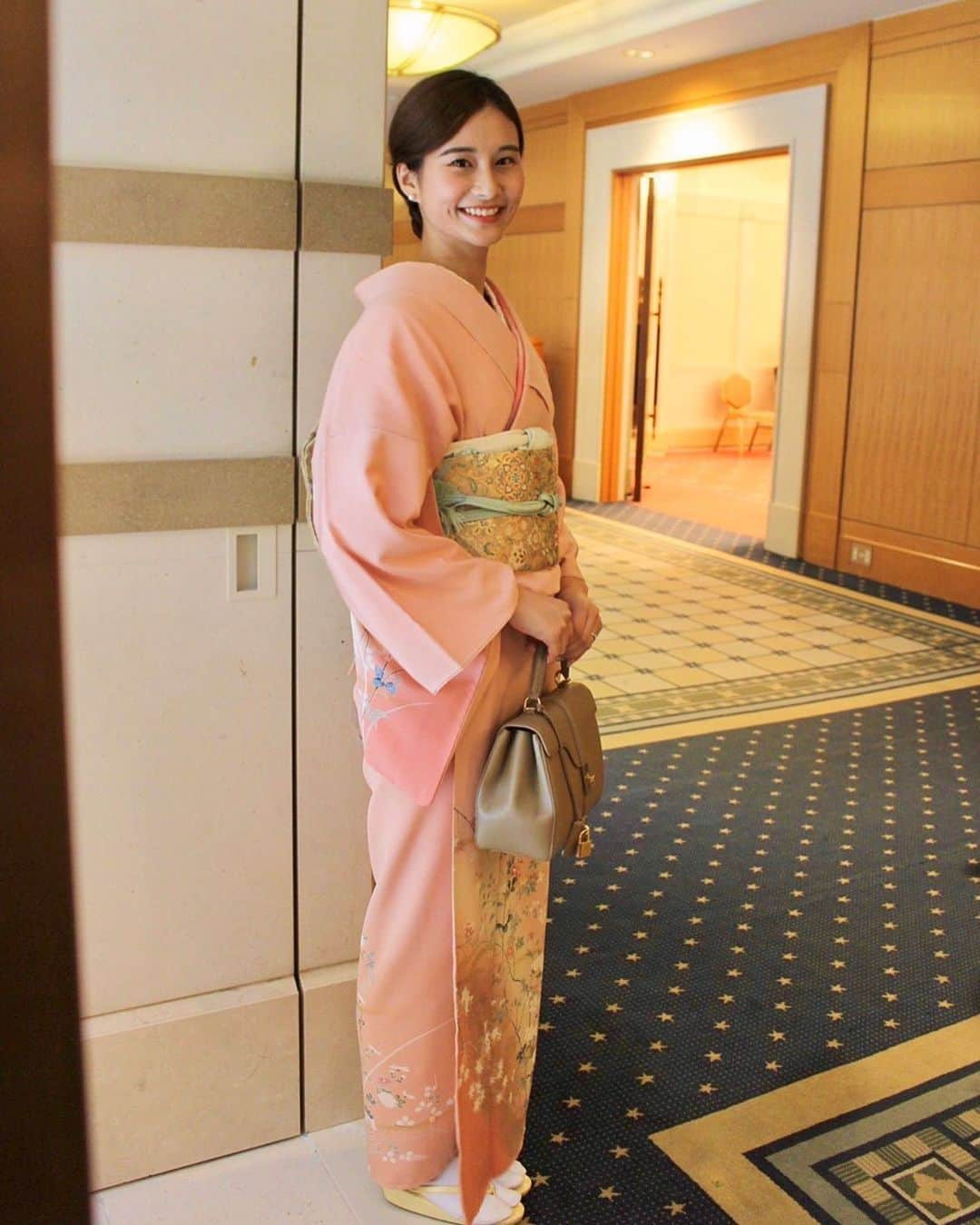 佐田志歩さんのインスタグラム写真 - (佐田志歩Instagram)「. 大学時代からの大切な友人の結婚式に参列しました🕊 何度かの延期になり、とても落ち込んでいたはずなのに「予定してくれていたのにごめんね」とその度に気遣ってくれて。ようやく見ることができた花嫁姿は本当に感慨深いものがありました😢💓💓 いつもよく笑う可愛い子なんですが、今日はまた一段と可愛くて愛おしかったです🥰💓 . ゼミの仲良し４人組で再開できたのも久しぶりで、これまでの楽しかった思い出にも浸ってしまいました🥺旅行したり、夜通しおしゃべりしたり。歳を重ねるにつれ集まりにくくなるかもしれないけど、会うだけで笑いが絶えないこの関係性は一生続くといいなと改めて思ったのでした🥰 今夜は最高に幸せな気分で眠りにつけそうです🌙 . . . . . . . #訪問着 #訪問着コーデ #和服 #着物　#お呼ばれコーデ #セリーヌ #セリーヌ16」10月17日 22時57分 - sadashiho