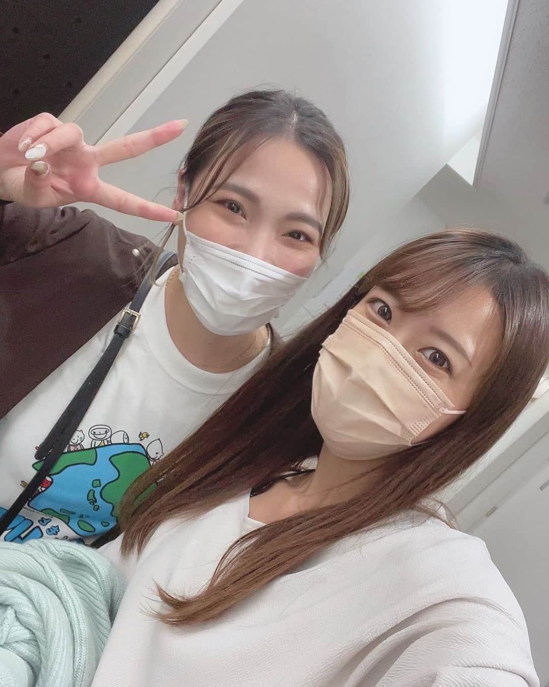 福本愛菜さんのインスタグラム写真 - (福本愛菜Instagram)「久々の石井ちゃん👩🏽‍❤️‍👩🏻 元気そうでなにより😎💕  同じ現場嬉しかったーーー❤️  とりあえずはよ飲みいかな🍻  #アイナ #カオリ #久々の再会 #テンション #あがった #ブレてない #写真 #珍しい #猫かぶるな #笑」10月17日 23時14分 - aina_fukumoto