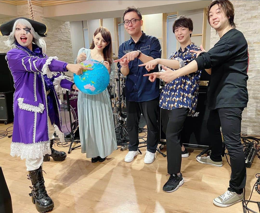 美馬怜子のインスタグラム：「日曜日の今日は、ゴー☆ジャスさんと空想委員会さんとご一緒させていただきました‼️ . 外は肌寒く冷たい雨が降っていましたが、スタジオ内は盛り上がって暑いくらい🥰💦 . ゴー☆ジャスさんと、スタジオのある都立大学を指差し👉🌍 . ありがとうございました😊💖 . #松蔭大学 #ゴー☆ジャスさん　#空想委員会さん」