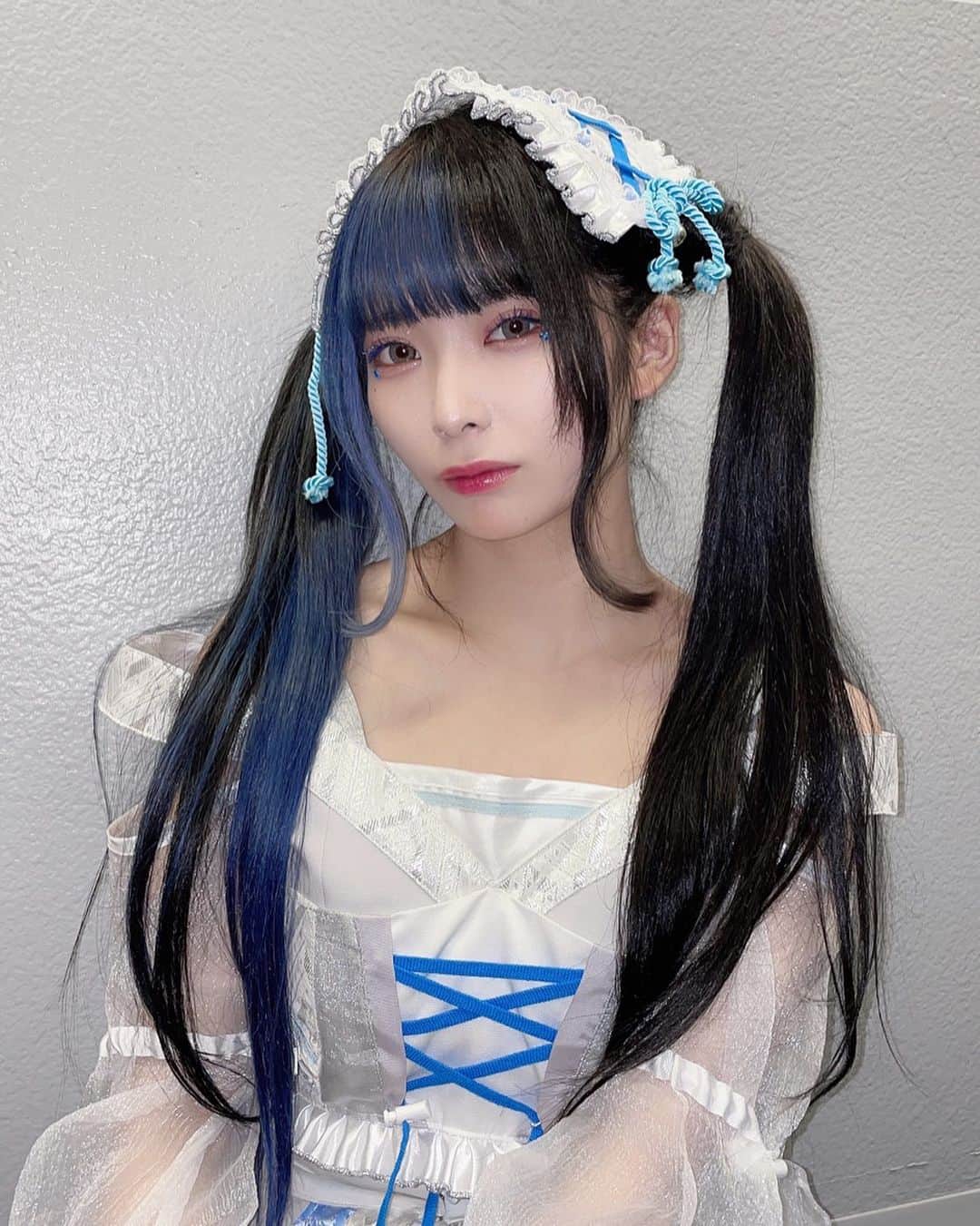 パン・ルナリーフィのインスタグラム：「あんじゅさんに青にしてもらったよ💎💙 @lapis_anju   #lapis #bluehair #青髪 #ツートンカラー #ヘアカラー #ツインテール #アイドルヘア #ヘッドドレス #ピアス #idol #アイドル #アイドル衣装 #水色 #青  #kawaii #instagood #instagram」
