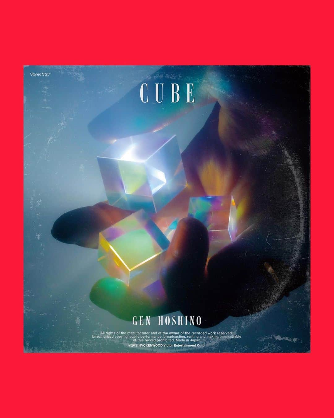 星野源さんのインスタグラム写真 - (星野源Instagram)「新曲「Cube」リリースされました。 今年に入ってもう6曲目なんですね。たくさん楽曲を発表することができて嬉しいです。 映画『CUBE』のカナダ版オリジナルから感じたもの、そして今週公開するこの曲が主題歌となる日本版リメイクから感じたもの、そして菅田くんの素晴らしい熱量のお芝居に感化され、この楽曲は制作されました。 湧き上がる狂気的な音像、希望のなさ、人間のどうしようもなさ、しかしそこにある生命力。そんな想いをすべてぶち込みました。 MVはまた後日に公開されます。なのでそれまで、この歌詞を読みながらぜひたくさん聴いてくださいね。感想も #星野源Cube のタグにて待ってます！  My newest song, "Cube", is out now! I'm so happy that this year I had many opportunities to show my songs to the world. This song and its lyrics are full of the sounds I want to create, the complex nature of humanity, and the vigor derived from that complexity. I crammed all of those thoughts and ideas into this song. Listen to it as much as you want. Send us your thoughts via #GenHoshinoCube!  新歌「Cube」公開囉！真的很高興能在今年發表了很多歌曲。在這一首詞曲當中，包含了現在我想創造的音階，與複雜的人際關係中，因而誕生的生命力。我將這些想法全都投入其中。希望各位能夠多多聆聽。 感想可以透過 #星野源Cube 發表哦！  신곡 「Cube」 방금  발매되었습니다!  올해는 신곡을 많이 발표할 수 있어서 기쁩니다. 이 노래의 음률이나 가사에 지금 만들고 싶은 음악, 인간의 까다로움, 하지만 그 속에 있는 생명력. 그런 생각을 모두 담았습니다. 잘 들어 주세요.  감상은 #星野源Cube 로 알려주세요!  #映画CUBE #菅田将暉 #星野源 #GenHoshino #賽ころステーキ先輩」10月18日 0時00分 - iamgenhoshino