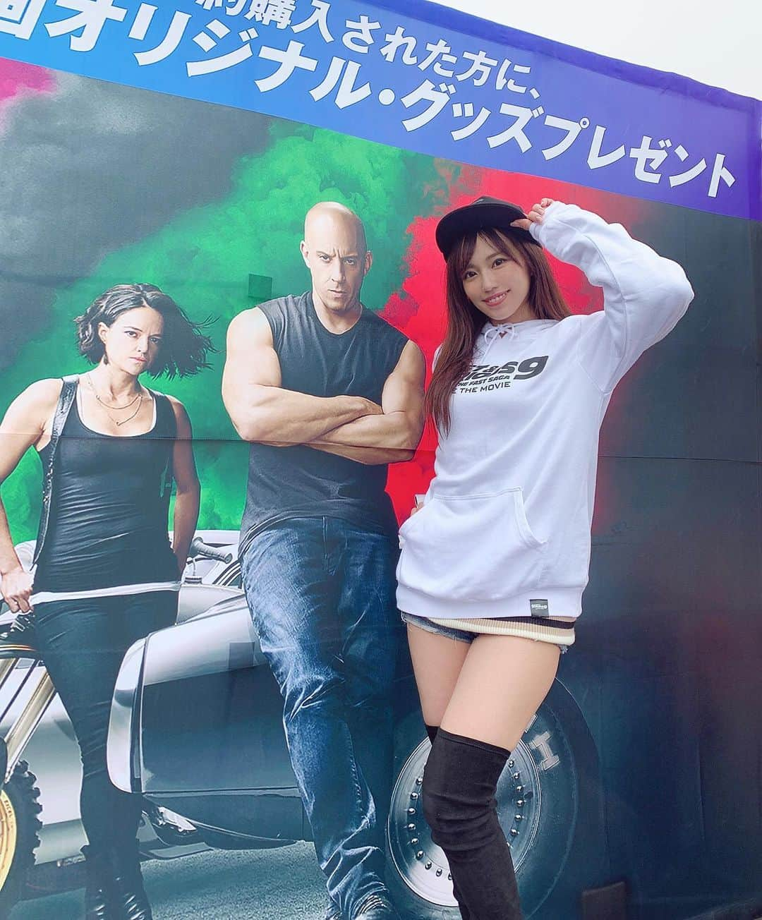 霧島聖子さんのインスタグラム写真 - (霧島聖子Instagram)「今日は #富士全国オーナーズミーティング2021 にて ワイルド・スピードブースでお仕事でした‼️  当日会場限定で『ワイルド・スピード ジェットブレイク』のブルーレイ&DVDを予約していただくと先着200名にオリジナルキャップとストラップをプレゼントしておりました💗 私が被ってるキャップがそうなんだけど FF9ってロゴが入ってて生地もしっかりでかっこいい！ 支給していただいたパーカーもかわいかったです(^^) 生憎の雨でかなり冷え込んでいましたが全国から沢山のスープラオーナーさん（86とヤリスのオーナーズミーティングも同時開催だったようです）がいらしていて会場盛り上がっていました‼️ ワイスピブースのすぐ隣にはワイスピ劇中に出てくるハン仕様のスープラも展示されていて大人気のフォトスポットに😊📷 記憶が大分古くなっていたのでX3 TOKYO DRIFTを最近見直したんですがハンほんとにかっこいいよね…/// 3枚目はいい感じにファミリーの中に 溶け込んでると思うんだけどどうだろう？！✨笑  寒い中ブースにお立ち寄りいただき ご予約くださったみなさんありがとうございました🪄 私のファンの方も来てくれていてびっくりしたよー👀  そして会場では我らがTGR TEAM WedsSport BANDOHの マサ監督と、お久しぶりなゆっきーなにも会えました❣️ みんなご存知だと思うけどゆっきーなは WedsSport Racing Galsの先輩なのです💪 2016年のタイ戦での19号車優勝の光景を 当時PVイベントから見ていて感動的だったので 私もこの年はすごく印象に残っておりまして！ 久しぶりに色々話せて嬉しかったなぁ！  撮影終わりにマサ監督が寒いだろうからと 焼きいも屋86の焼き芋を買ってきてくれて感激でした🥺🍠 ほかほかでとってもおいしかったのです❤️‍🔥 元々焼き芋大好きだから余計に元気出た🤤 ありがとうございました！  会場ではWedsSportブースの出店もあり ご挨拶に伺ったらみなさん温かく迎えて下さり アットホームな空間に心もぽかぽかしました💓 とっても楽しい一日だったよー！☆｡ﾟ+.(人-ω__)ﾟ+  #富士スピードウェイ #スープラ　#SUPRA #TOYOTA #オーナーミーティング #スープラ全国ミーティング #雨 #ワイルドスピードジェットブレイク #ワイルドスピード #ワイスピ #fastfurious #ジェットブレイク #カープライム #carprime #ありがとうございました #スワイプしてね #ブログ並みの長文」10月18日 0時08分 - seiko_kirishima