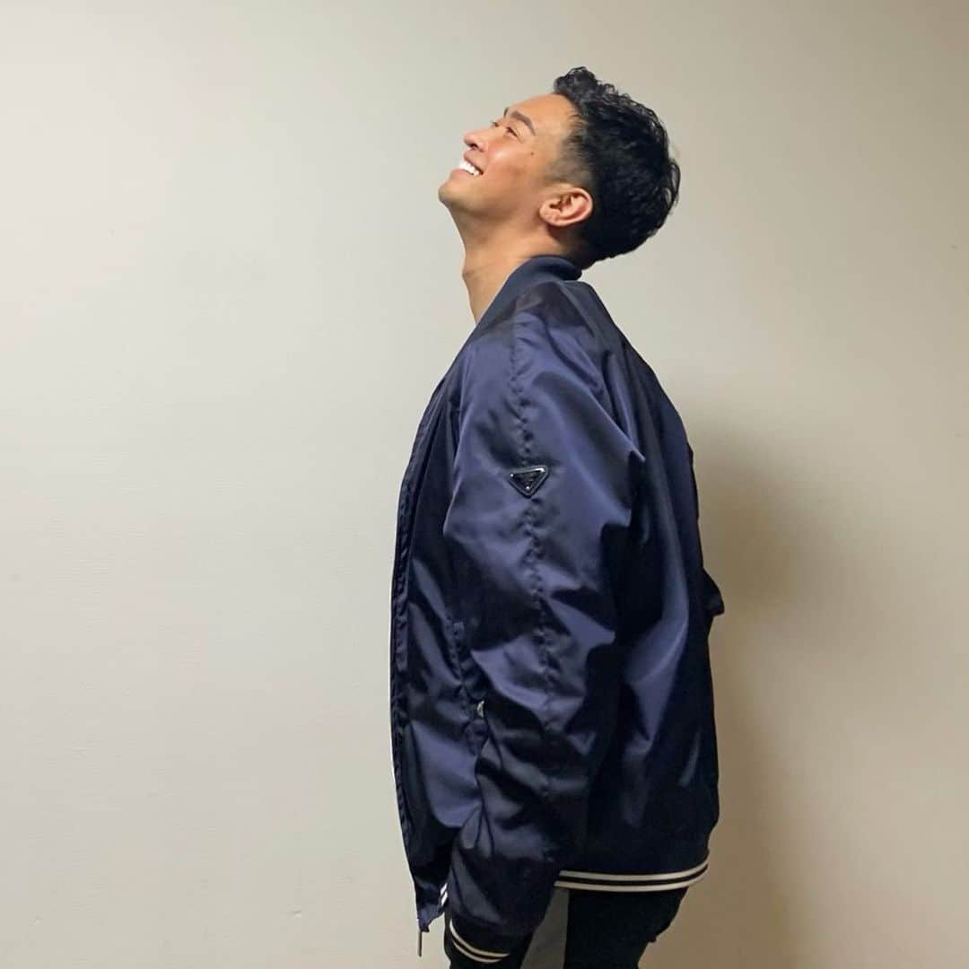 JUNYAのインスタグラム：「寒くなると好きなアウターが着れるから喜んでる。⠀ ⠀ 来年はこのアウターが着れなくなるくらいデカくなっていたい😂🏋️‍♂️⠀ ⠀ あ、でもちょいと高かったから勿体無いかな😂⠀ ⠀ hair: @sakuraimadoka  @beautrium_aoyama   #mensfashionreport #mensfashion  #mensstyle #mensfitness #fitness #gym #exircise #singersongwriter #musician #singer #mensmodel #menswear #mensapparel #mensclothing #ジム #筋トレ #筋肉  #mensfitness #歌手  #model #fashion  #muscle #マッチョ #hairstyle #menshair #prada」