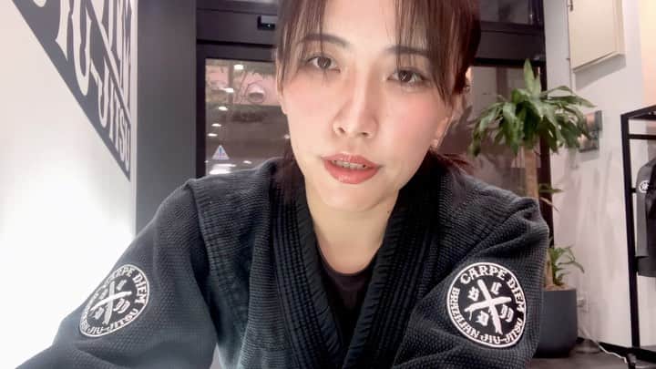 RIKAPEPEのインスタグラム：「・ カルペディエム芦屋の女将です。 @carpediembjj_ashiya   会員様より「芦屋道場の日常が見たいです！」と前々から多数ご要望あり、遅ればせながら発信させていただきます。腰重めですいません😂改めまして宜しくお願い致します🙇‍♀️❤️‍🔥  #ビデオレター風 #進撃の女将 #柔術女子  #柔術中はどすっぴんです #ブラジリアン柔術 #柔術好きな人と繋がりたい」