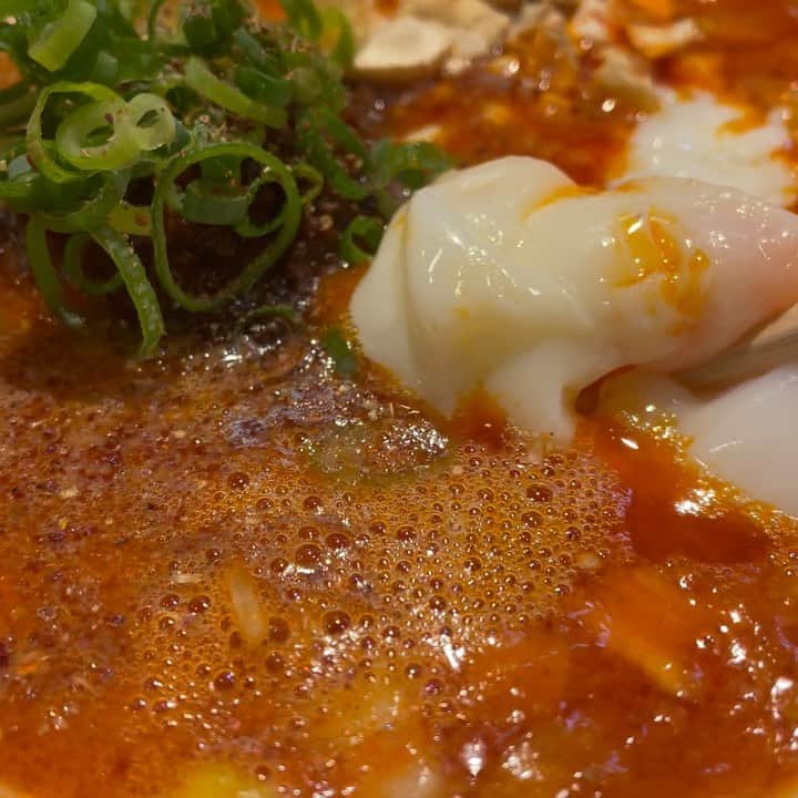 宇佐美進典のインスタグラム：「すっかり肌寒くなってきたので神田の #成都正宗担々麺つじ田 で担々麺。こちらは成都の辛さ普通で温玉。麻辣なんだけど美味い。あったまりました。」