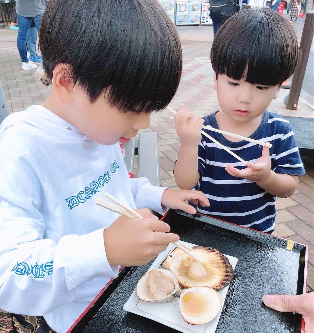 菊地あやかのインスタグラム：「. 海鮮だいすき男子組😗♡ 小雨降ったり止んだりしてたけど まったり過ごせて楽しかった！！ 食べ歩きっていいよね〜🥰 たこせん食べたかったけど 結構並んでて断念… 次行くときは食べれるといいな… #江ノ島 #海鮮丼ランチ #食べ歩き #3人兄弟 #子供のいる暮らし」