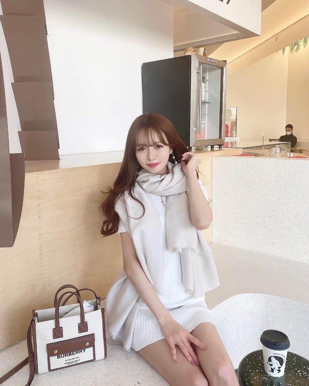 のインスタグラム：「🤍🤍🤍 　 秋のデートコーデは、あざといニットにふわふわマフラーに限ります👻 　  マフラーはロサンゼルスの @zara でゲットしたもの😊ふわふわで気持ちよくてカラーも絶妙なベージュです🤍 　 ニットワンピースはセレクトショップ @estela_select のもの👗 　 　 秋冬のオシャレって本当に可愛くて楽しい🤍🤍 　  My autumn clothes are almost knit dresses. Knit dress is popular among boys, so it's better suited for a date. I think a scarf is also popular among boys. I bought the scarf at ZARA. @zara It's a really comfortable and perfect skin tone.   　 　 #ニットワンピース#ニットコーデ#マフラー#マフラー女子#あざとい#デートコーデ#デート服#zaraコーデ#ザラ#zarawoman#burberry#coffeetime」