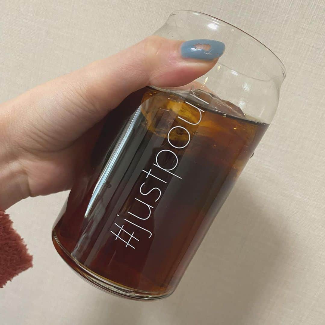 吉田朱里さんのインスタグラム写真 - (吉田朱里Instagram)「絶対カフェラテしか無理！ だった私が最近ブラックで コーヒーを飲んでることを報告します☕︎。 やっぱり毎日飲むので太るよなぁと思ってなるべくブラックで飲むようにしてたら慣れました🤍笑 . このコーヒーはAKBの先輩 @akiii_takajo さんからの プレゼント☕︎🤍 . コーヒー好きって言ったら送って下さいましたー☺️💕 ありがとうございますっ！ スッキリ飲みやすくとても美味しいです🤍🤍 グラスもめちゃ可愛くて アイスコーヒーを飲むときはもちろん、お酒飲む時も使ってます🤍 . あ、ポリッシュが禿げてるのは 見なかったことにしてくださいね🙋‍♀️笑 ダンボール開封祭り📦ではげました。笑 . ではお昼からも頑張りましょう💗 #コーヒー　#珈琲 #カフェタイム #お家カフェ」10月18日 12時19分 - _yoshida_akari