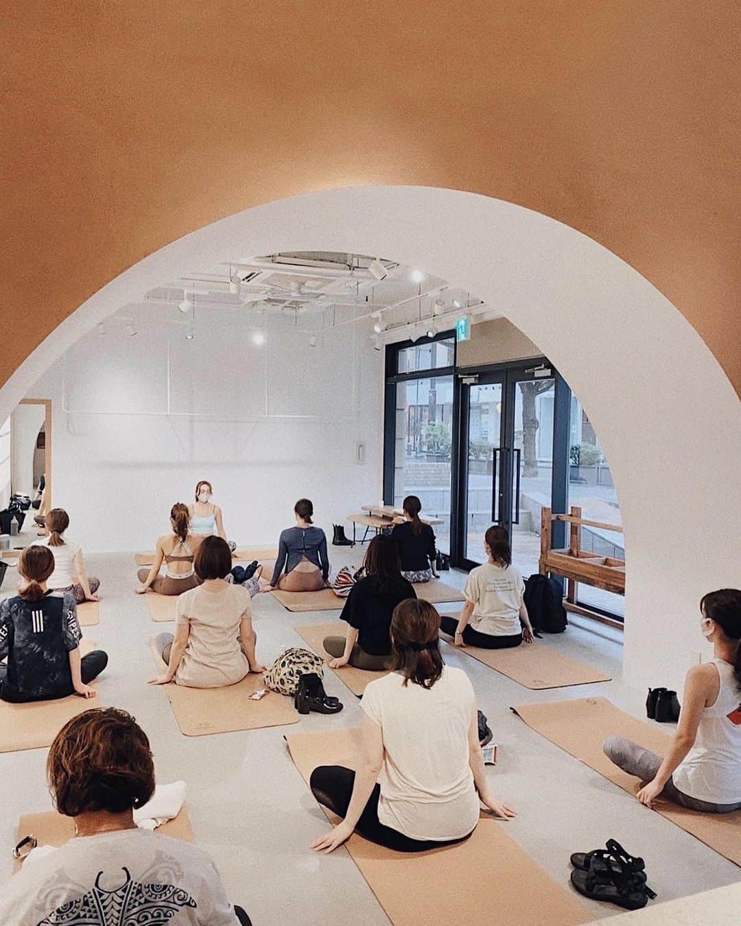 のインスタグラム：「𓂃 𓈒𓏸𑁍‬  昨日はheart open yogaにご参加いただきありがとうございました!!  初めての方が多かったので、呼吸が心地よく身体に入っていく感覚を感じてもらえるように、沢山胸を開くアーサナをメインに行いました。  この日の為に準備してきた内容が盛り沢山すぎたんでしょうか…。笑  １時間じゃ足りないくらい、本当に一瞬で終わってしまったけど🌘  みんなが動く瞑想のように自分自身と向き合ってくれていて、嬉しかったです。  自分との繋がりを大切にして、自分と対話する時間にして頂けたんじゃないかなと思います。  対面での久しぶりのイベントなりましたが、本当に、最幸の時間となりました!!✨  今回、協賛していただいた 🌿@mogans.jp シャンプー＆コンディショナー 🌿 @basil__house の心も温まるバジルティー🍵 🌿 @naturething_wholefood のデーツチョコレート もありがとうございました♡  #yogaeveryday #yogaevent#sunday#yogi#namaste  #yoga#yogainstructor #hatayoga#prana」