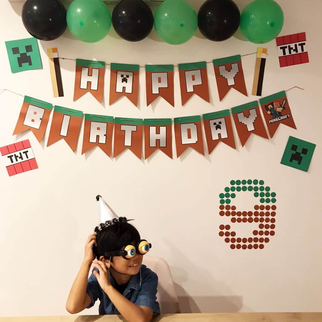 Ayakoのインスタグラム：「2021.10.17 ・ ・ 最推しの誕生日。 ・ 推しの喜ぶ顔見たさに、画用紙と格闘した1週間でした。 ・ ランドセルから汚れた上靴が生のまま出てきた金曜日。 ・ 何故、上靴入れに入れてこないのか尋ねると ・ ママ、面倒くさいって言葉知ってる？ ・ と、謎に上から目線で聞き返されました。 ・ ・ 最近の彼の夢は、PCを駆使したゲームクリエイター系配信者。 ・ 紐解いていくと、ただのニートでした。 ・ 母さん、脛を鍛えておきます。 ・ ・ これが私の最推し。 ・ 明日の英語教室のハロウィンに、とあるアニメキャラで行きたいという推しの言葉を前に ・ 真っさらな布を広げたまま、現実逃避しているナウです… ・ ・ #間に合う気がしない #どうしよう #神様我に #火事場の馬鹿力的なやつをお与え下さい ・ ・」