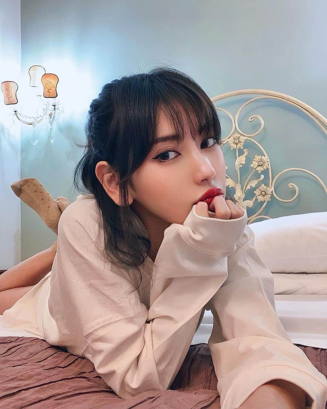 城品萌音のインスタグラム：「♡ I love this wall color. Just like Tiffany blue . うちもこの壁の色にしたいな〜🐈‍⬛ #monemilk #femaledj #roma #rama #🇮🇹」