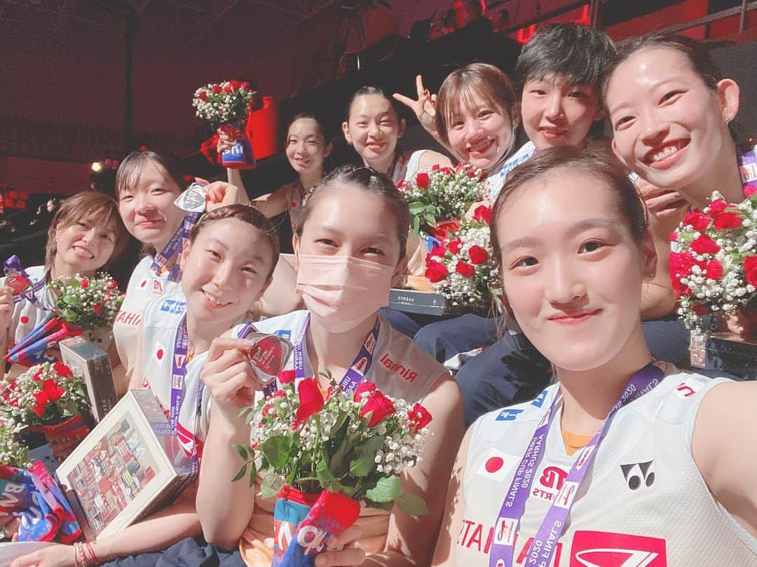 大堀彩のインスタグラム：「Uber cup2021✨🏆🥈🇯🇵🇩🇰  毎試合夜遅くまで、たくさんの声援ありがとうございました🙇‍♀️ 国内外からのたくさんの応援•サポートにとても感謝しています😊🙏  素敵なチームメイトにも恵まれてとても幸せです🇯🇵❤️  Thank you for your support😌💕🙏  #ubercup2021 #silvermedal #denmark #aarhus #teamjapan」