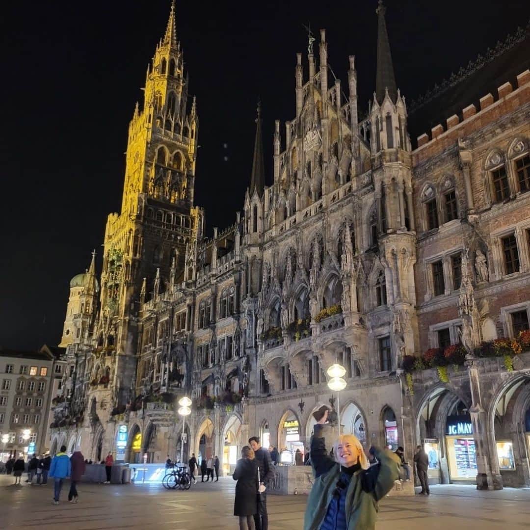 伊東楓さんのインスタグラム写真 - (伊東楓Instagram)「München🇩🇪  シンデレラ城のモチーフになった ノイシュヴァンシュタイン城へ向かう道中、 私はクラシックなドイツ🇩🇪を感じた。 一面が真っ白で まるで砂糖で作ったみたいな雪山、 水の境目が分からない程 透明度の高い小川、 花や落ち葉、自然いっぱいで 趣のあるドイツの古き村をいくつも通ったんだけど、 それが本当に綺麗で、綺麗で…😳✨✨✨  大好きな絵画もたくさん見られたし、大好きな王家の歴史を感じられて、幸せ〜〜〜！ わたしは、しっかりオタクだから〜☺️  #neuschwansteincastle  #Linderhof #ドイツ #Germany #münchen  #ミュンヘン #ノイシュバンシュタイン城  #ドイツ暮らし #daily #ルードリッヒ2世を巡る」10月18日 6時08分 - kaede_ito004
