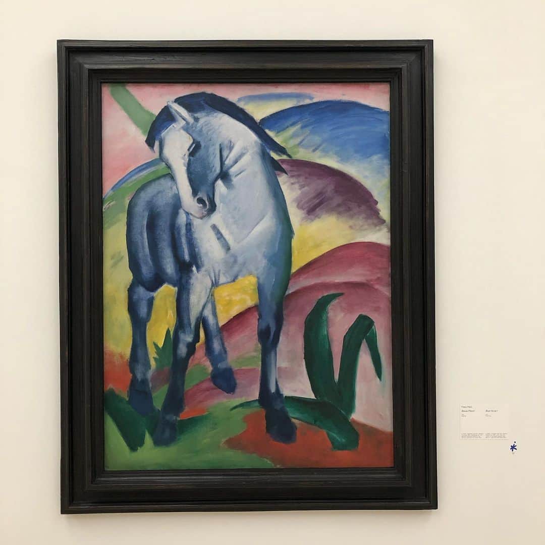 伊東楓さんのインスタグラム写真 - (伊東楓Instagram)「München🇩🇪  シンデレラ城のモチーフになった ノイシュヴァンシュタイン城へ向かう道中、 私はクラシックなドイツ🇩🇪を感じた。 一面が真っ白で まるで砂糖で作ったみたいな雪山、 水の境目が分からない程 透明度の高い小川、 花や落ち葉、自然いっぱいで 趣のあるドイツの古き村をいくつも通ったんだけど、 それが本当に綺麗で、綺麗で…😳✨✨✨  大好きな絵画もたくさん見られたし、大好きな王家の歴史を感じられて、幸せ〜〜〜！ わたしは、しっかりオタクだから〜☺️  #neuschwansteincastle  #Linderhof #ドイツ #Germany #münchen  #ミュンヘン #ノイシュバンシュタイン城  #ドイツ暮らし #daily #ルードリッヒ2世を巡る」10月18日 6時08分 - kaede_ito004